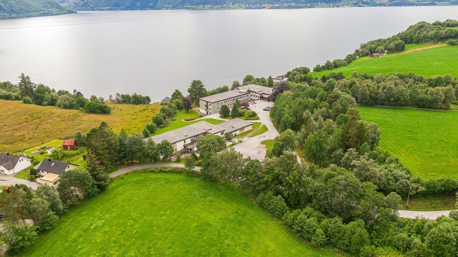 Her ser ein litt av tilkomstvegen ned til eigedomen. Skjerma omgivelsar Galleribilde