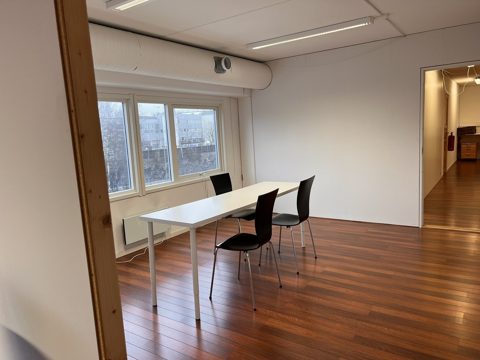 M: Møte eller 2 kontorplasser.JPEG Galleribilde