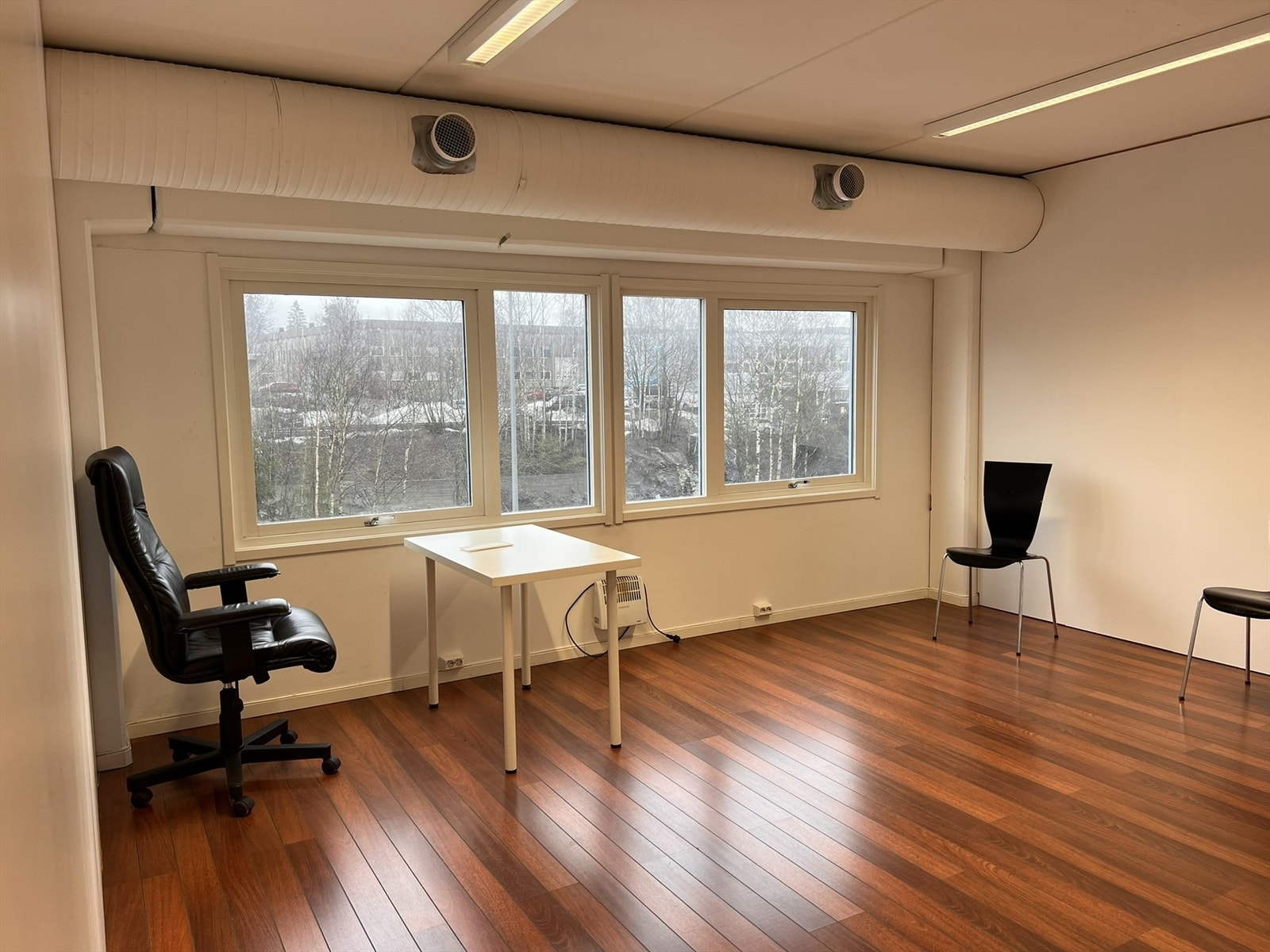 M: 2 kontorplasser.JPEG Galleribilde