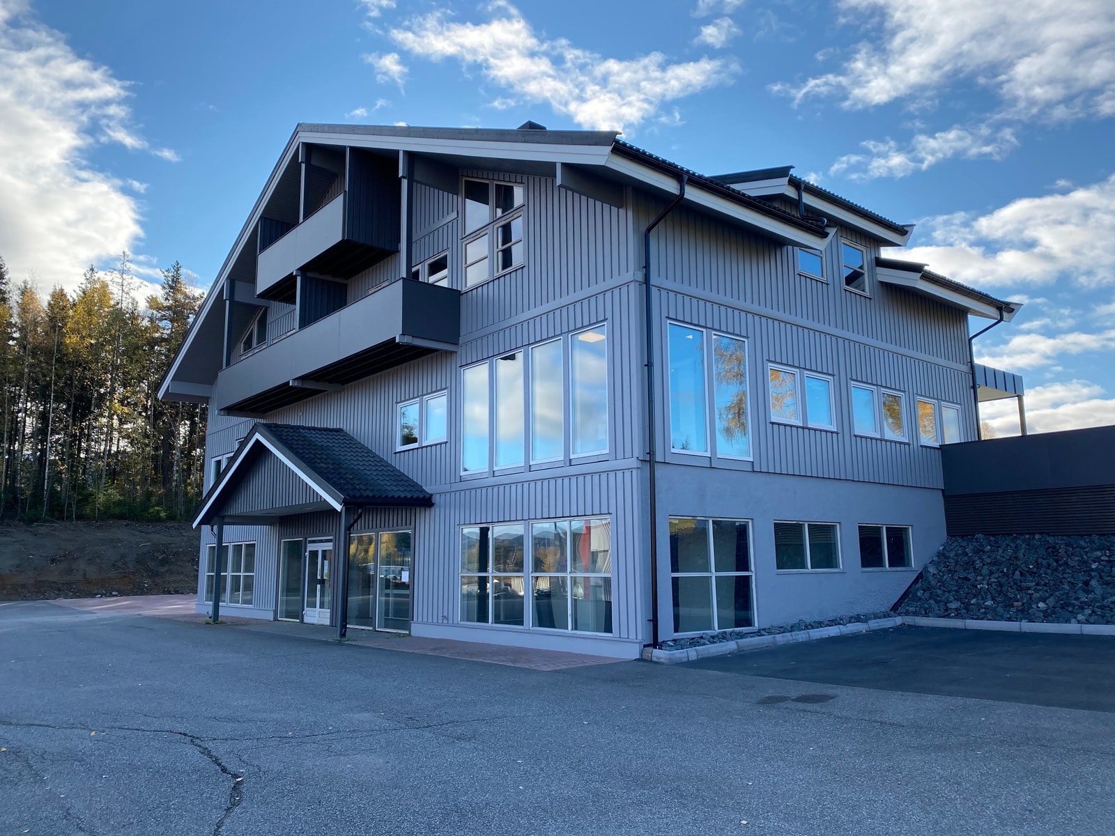 Bildet før bytting av vinduer i kjeller Galleribilde