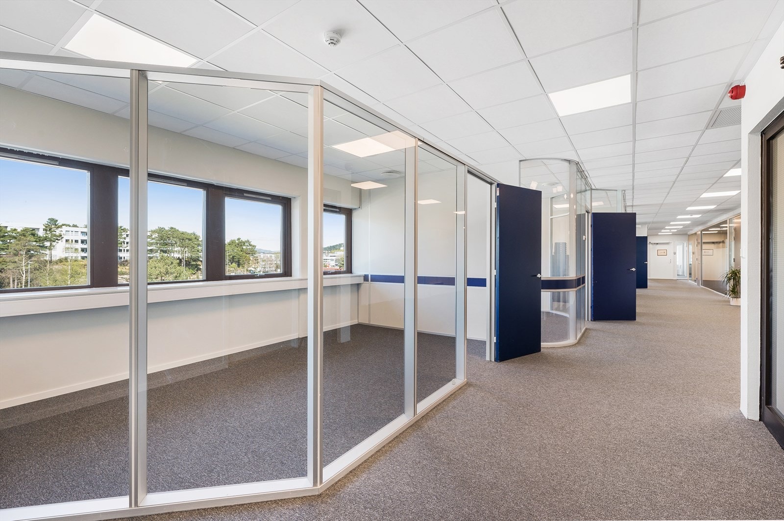 Bilde fra kontorfellesskap. Viste lokaler er nå utleid, men ledige lokaler blir innredet med tilsvarende standard.