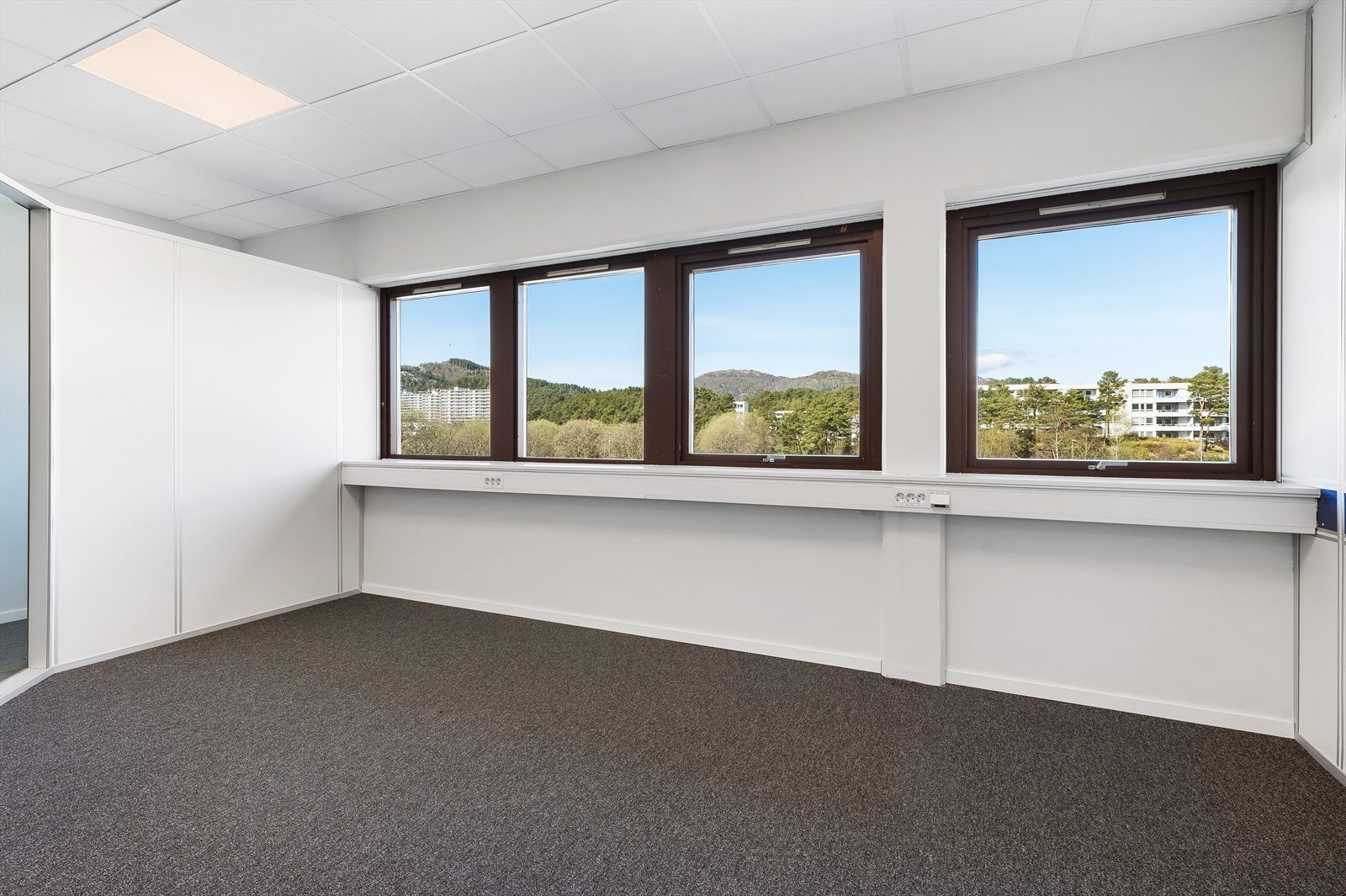 Bilde fra kontorfellesskap. Viste lokaler er nå utleid, men ledige lokaler blir innredet med tilsvarende standard.