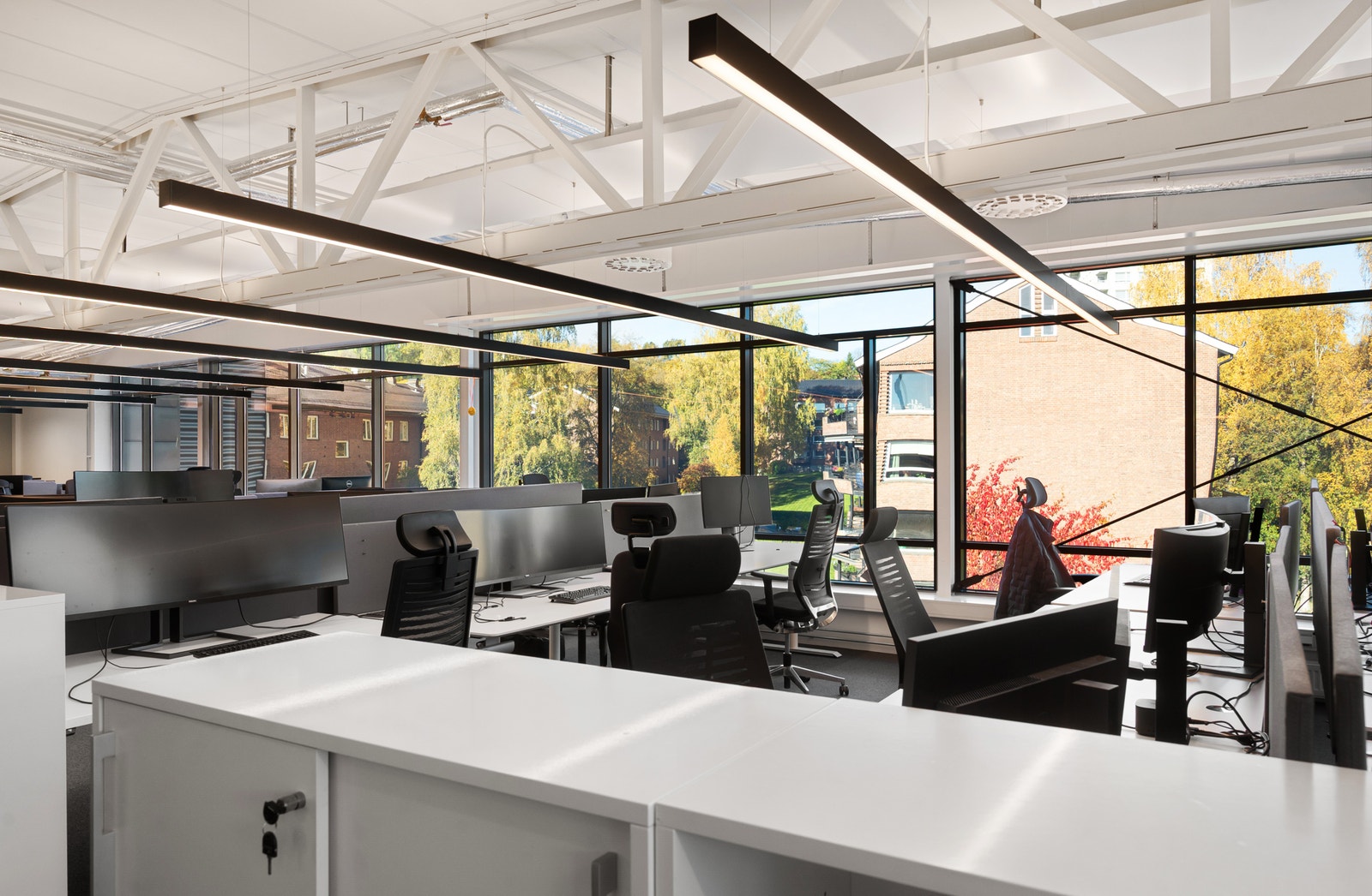 Store vindusflater gir rikelig med dagslys og en trivelig arbeidsatmosfære Galleribilde