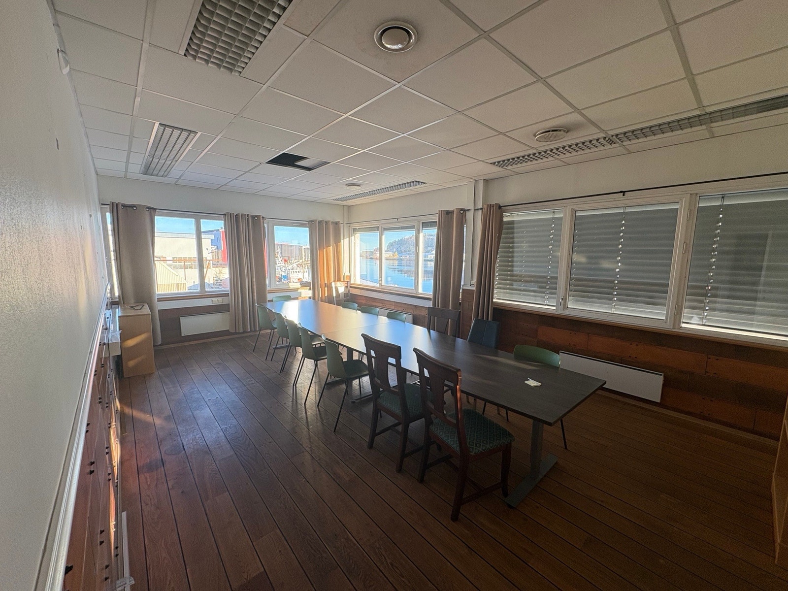 Møterom/stort kontor for flere kontorplasser Galleribilde