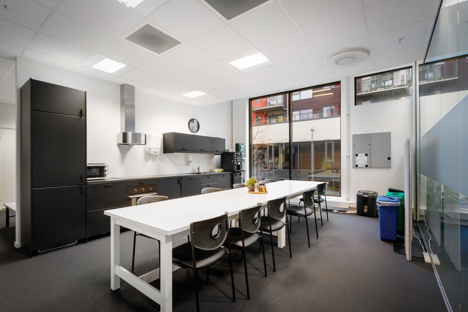 I tillegg finner du et romslig kjøkken med hyggelig sosialsone, Galleribilde