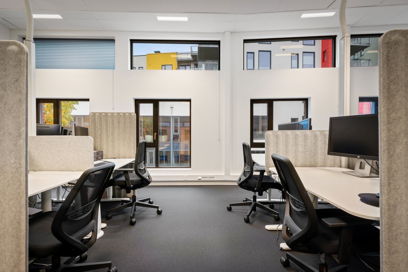 Lokalene er utformet med en god miks av fire cellekontor, ett møterom og et lyst åpent landskap som gir fleksibilitet for ulike arbeidsformer. Galleribilde