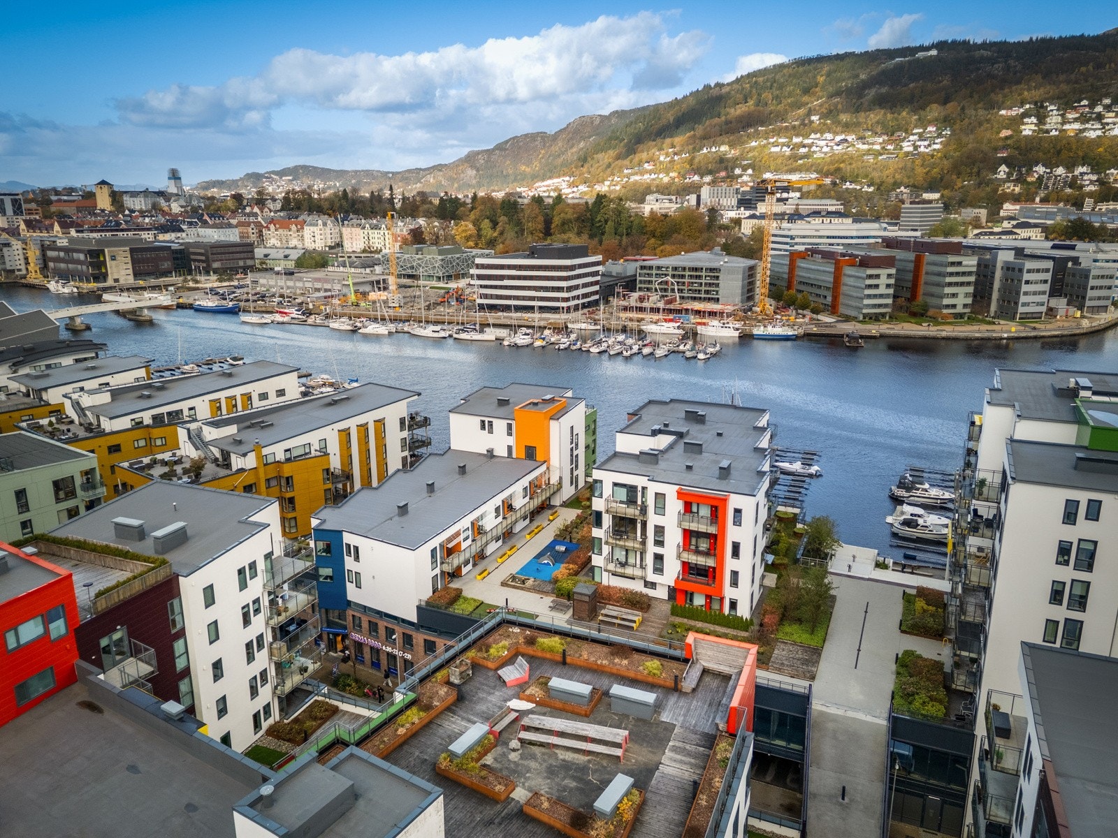 Damsgård fremstår i dag som et attraktivt alternativ til sentrum, hvor kombinasjonen av moderne fasiliteter, nærhet til byen og gode parkeringsmuligheter gjør området til et naturlig valg for mange kontorbrukere. Galleribilde