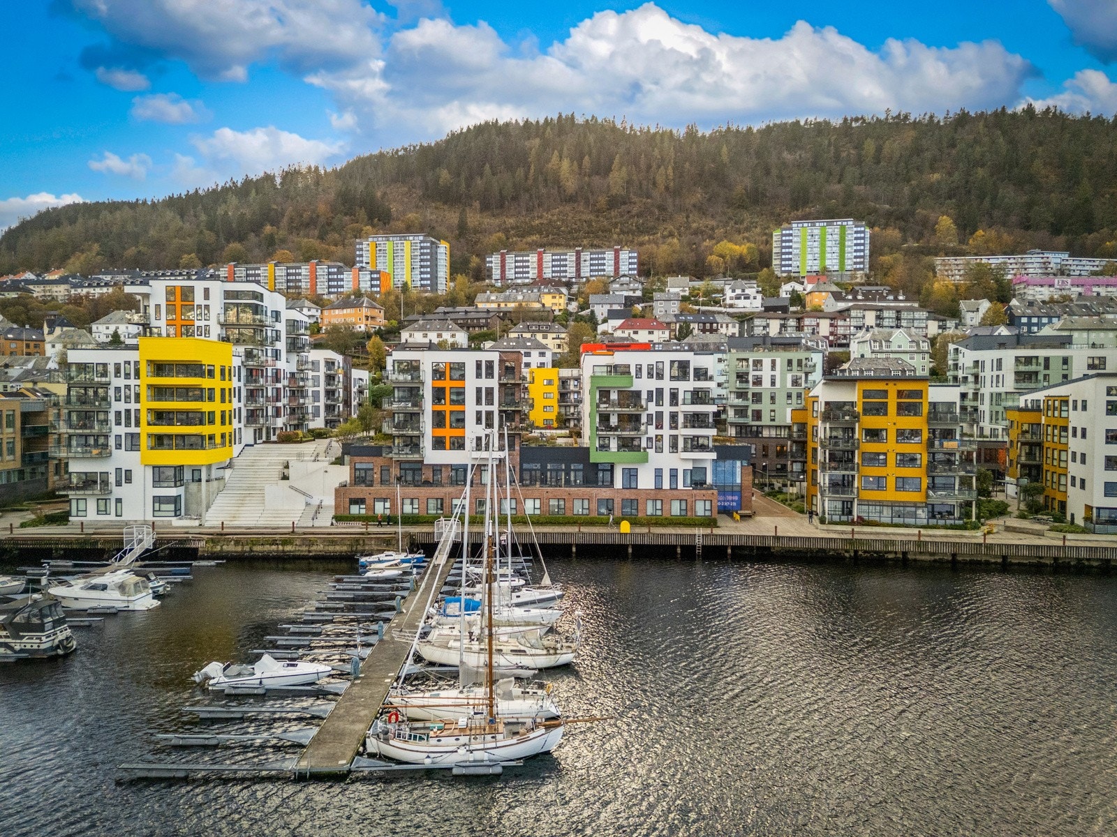 Bybanestoppet på Danmarksplass ligger rundt 800 meter unna, noe som gir enkel adkomst for både ansatte og besøkende. Galleribilde