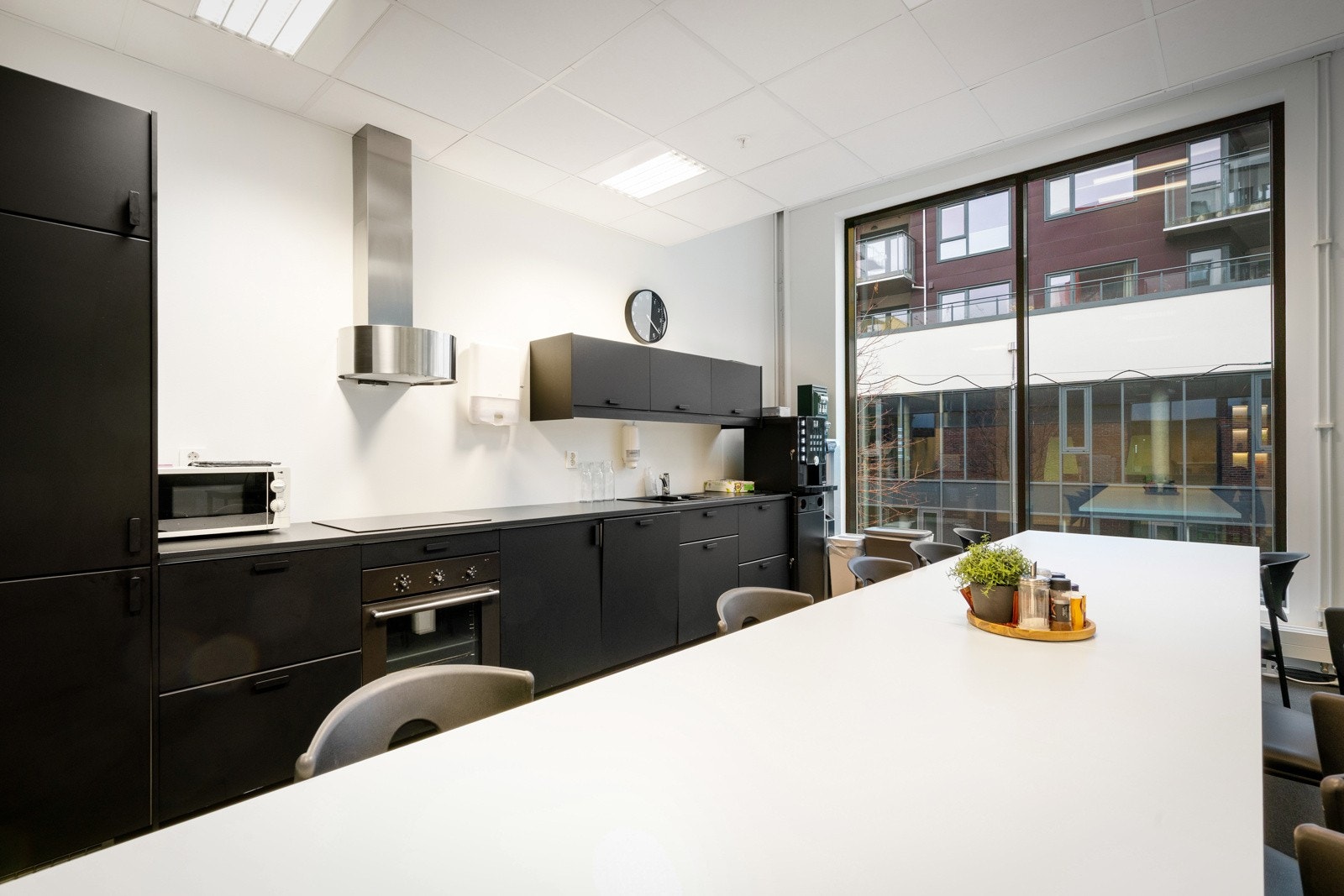 Romslig kjøkken med hyggelig sosialsone. Galleribilde