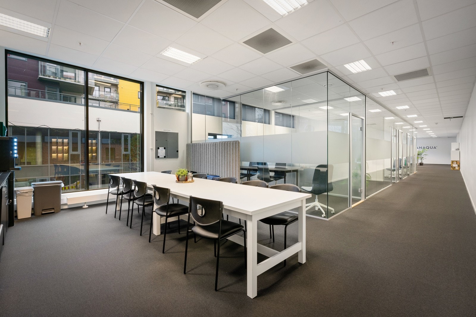 Romslig kjøkken med hyggelig sosialsone. Galleribilde