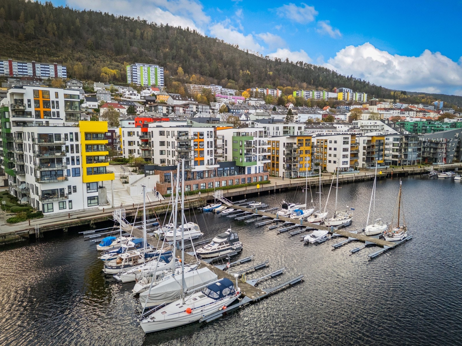 Nærområdet finner man et bredt utvalg av servicetilbud som kaféer, restauranter, treningssenter, dagligvare og hotell, som gjør arbeidsdagen både praktisk og effektiv. Galleribilde