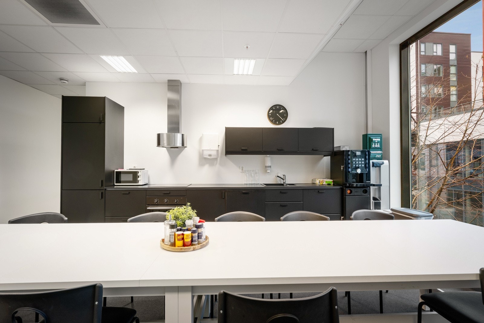 Sentralvarme med vannboren varme og radiatorer. Bygget har balansert ventilasjonsanlegg med varmegjenvinnning. Galleribilde