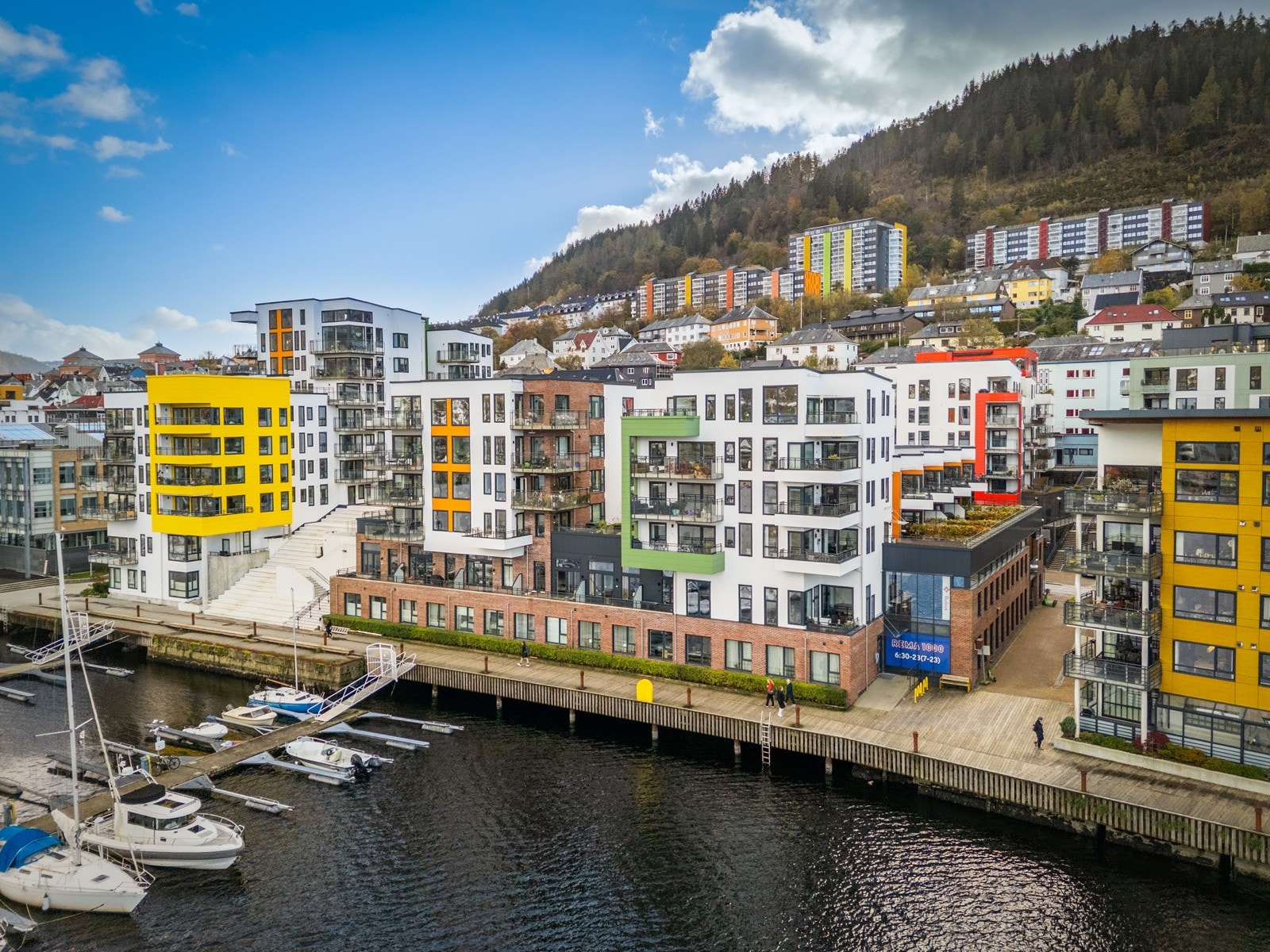 Damsgårdsveien 37 har en svært sentral plassering på Damsgård, et område i sterk utvikling med moderne kontor- og næringsbygg, samt et levende miljø av bedrifter innen ulike bransjer. Galleribilde