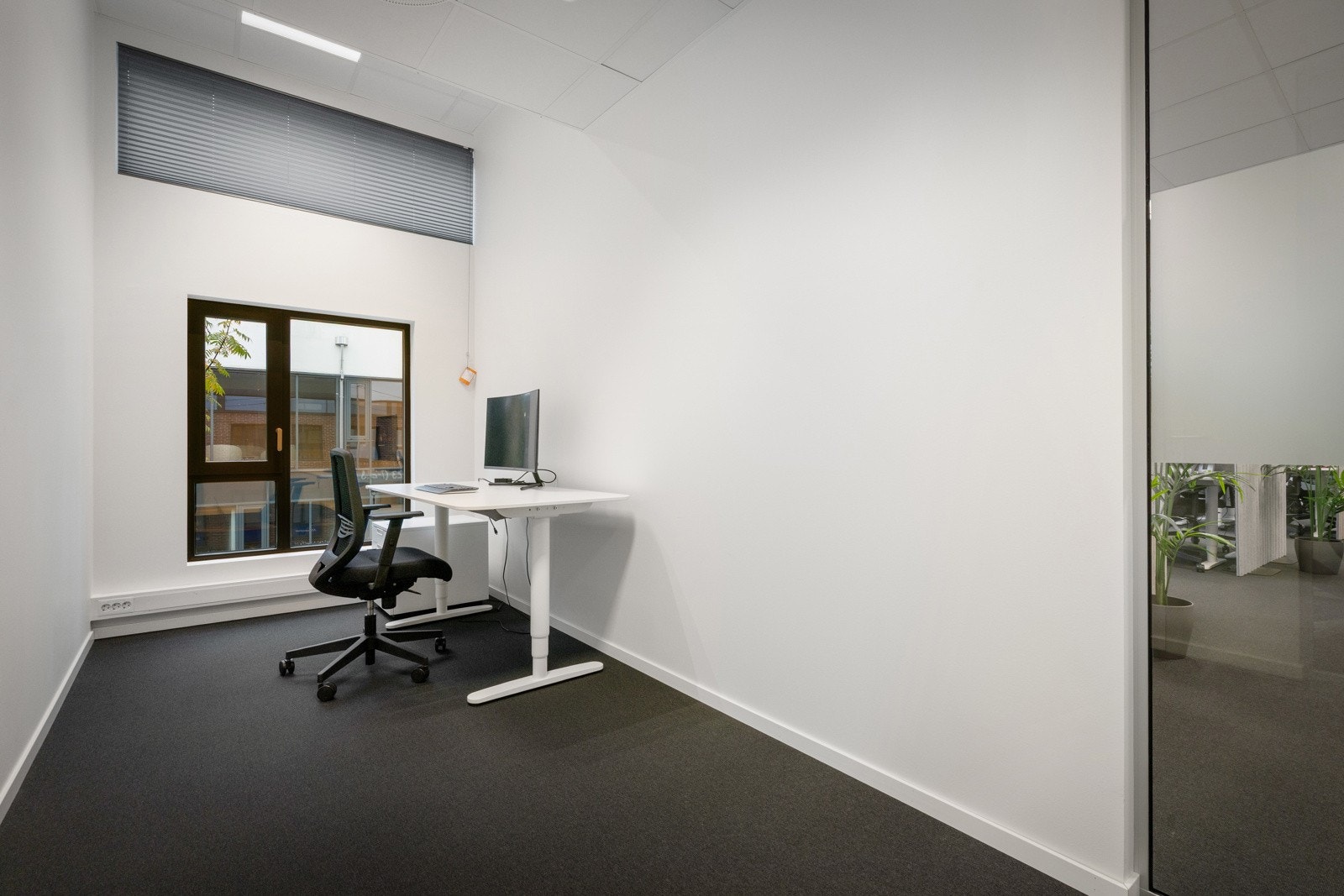 Store vindusflater og god takhøyde skaper en lys og luftig atmosfære. Galleribilde