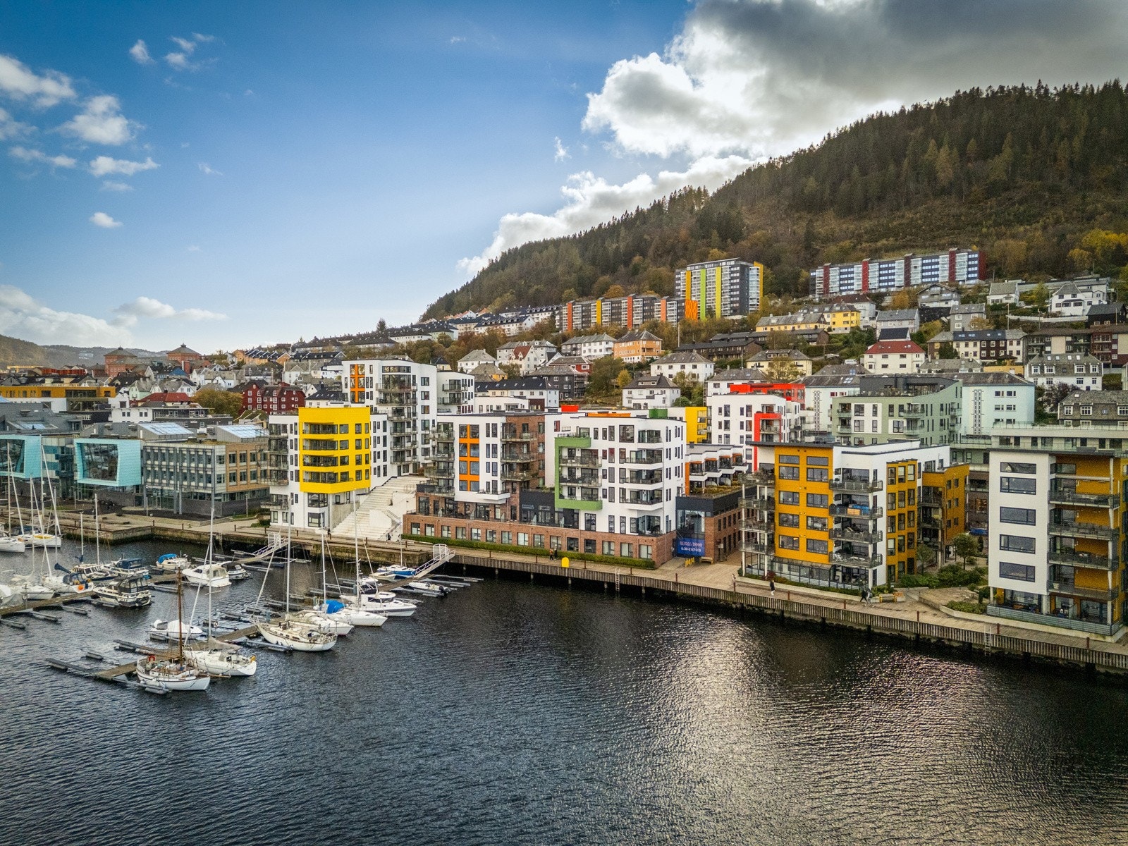 Eiendommen ligger kun ca. 1,5 km fra Bergen sentrum, med kort vei til både hovedinnfartsårer og kollektivtilbud. Galleribilde