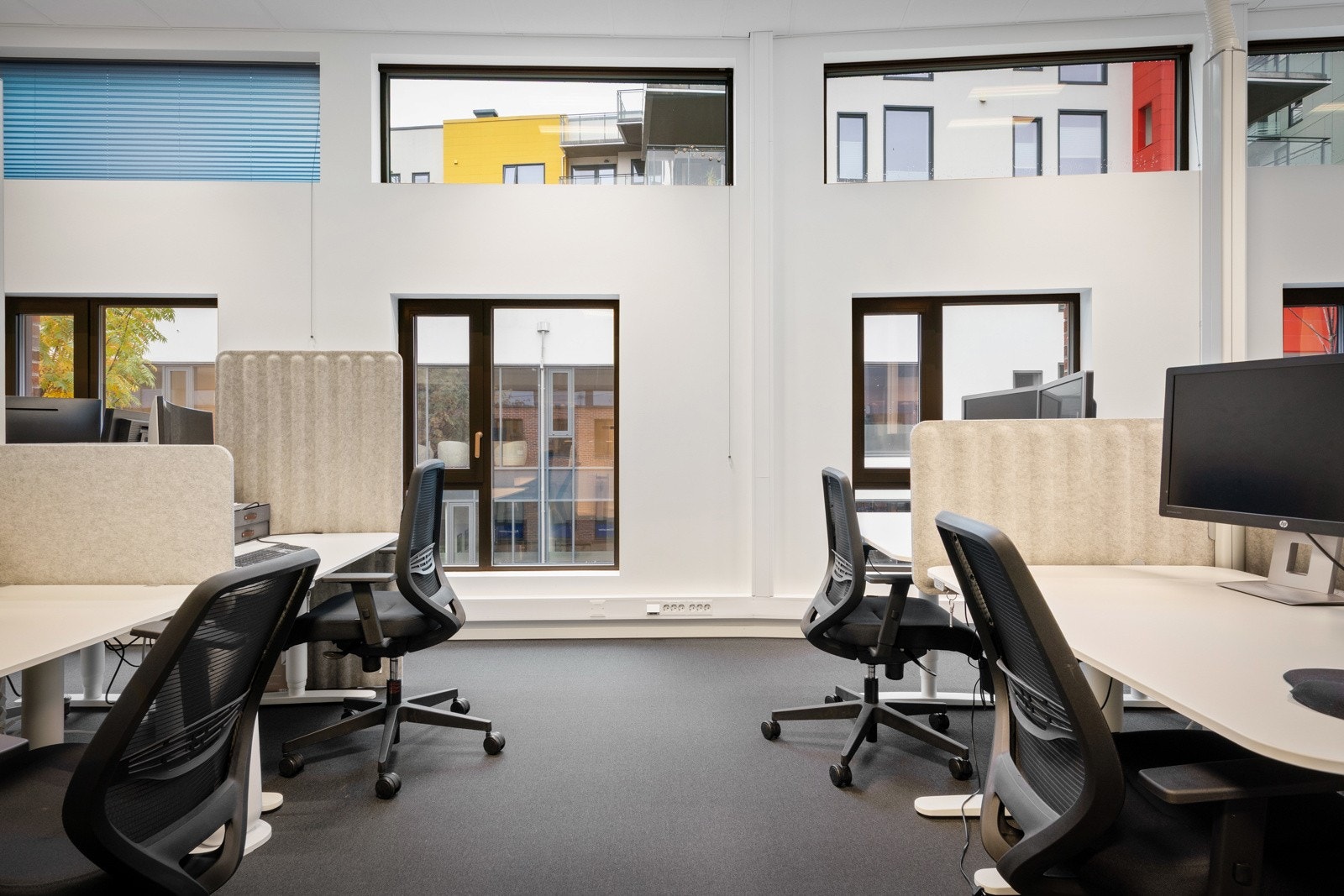 Store vindusflater og god takhøyde skaper en lys og luftig atmosfære. Galleribilde