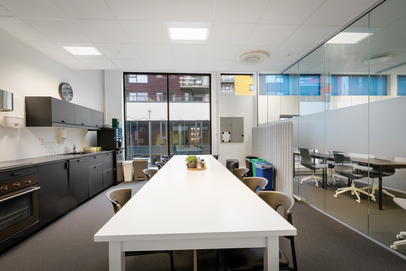 Romslig kjøkken med hyggelig sosialsone Galleribilde