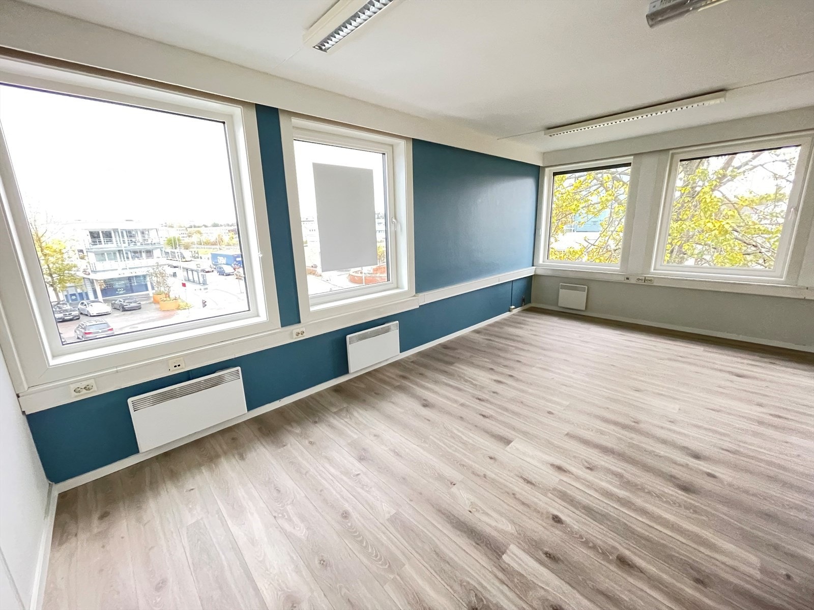 Her får du nærhet til kollektivknutepunkt med både tog- og bussforbindelser, noe som gjør det enkelt for ansatte, kunder og samarbeidspartnere å komme seg til og fra kontoret Galleribilde