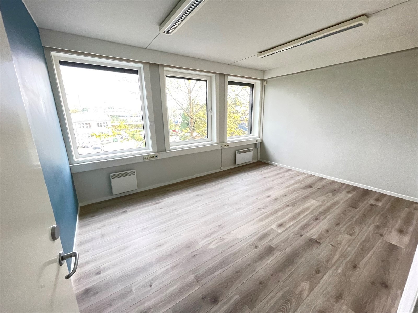 Beliggenheten gir en god kombinasjon av tilgjengelighet og nærhet til servicetilbud, og passer godt for virksomheter som ønsker å være synlige og tilgjengelige i Heimdal sentrum Galleribilde