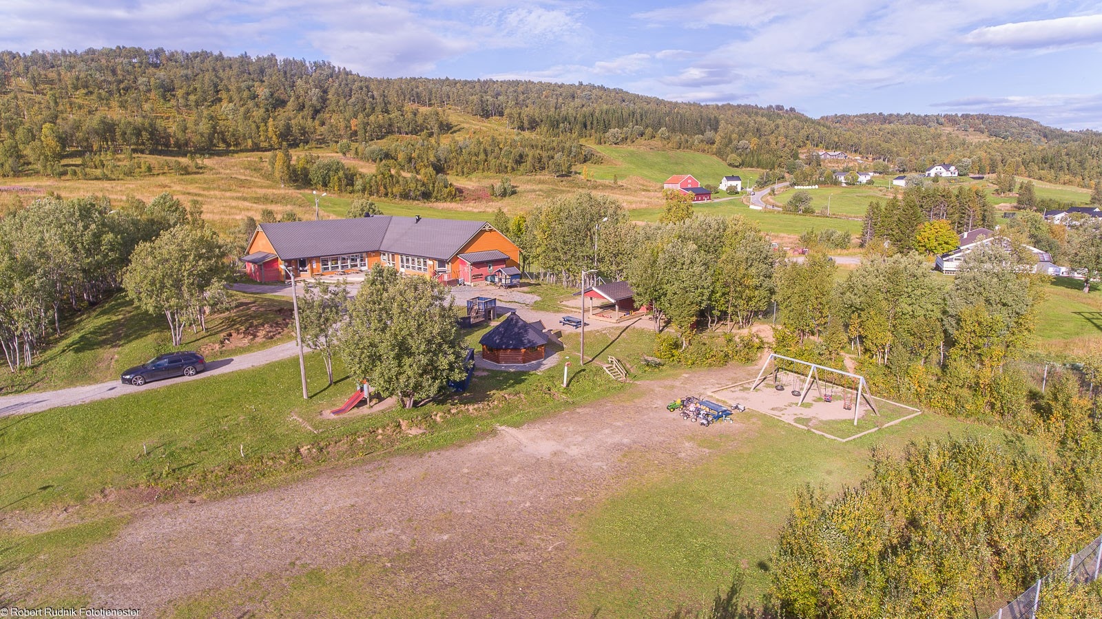 Næringsbygg i Sollia med fin beliggenhet og stor eiendom - godt utviklingspotensiale. Galleribilde