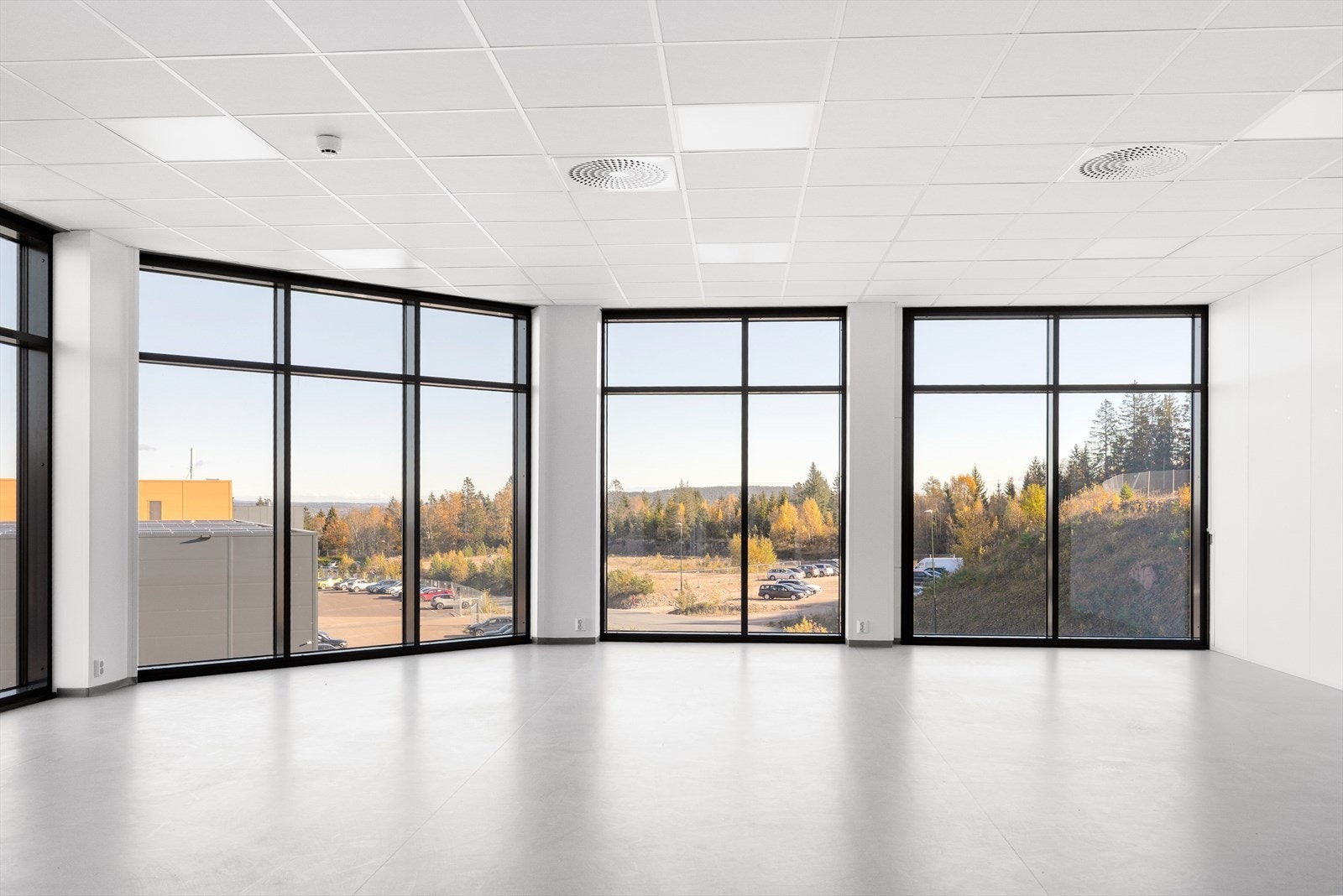 Fleksibelt areal med store vindusflater Galleribilde