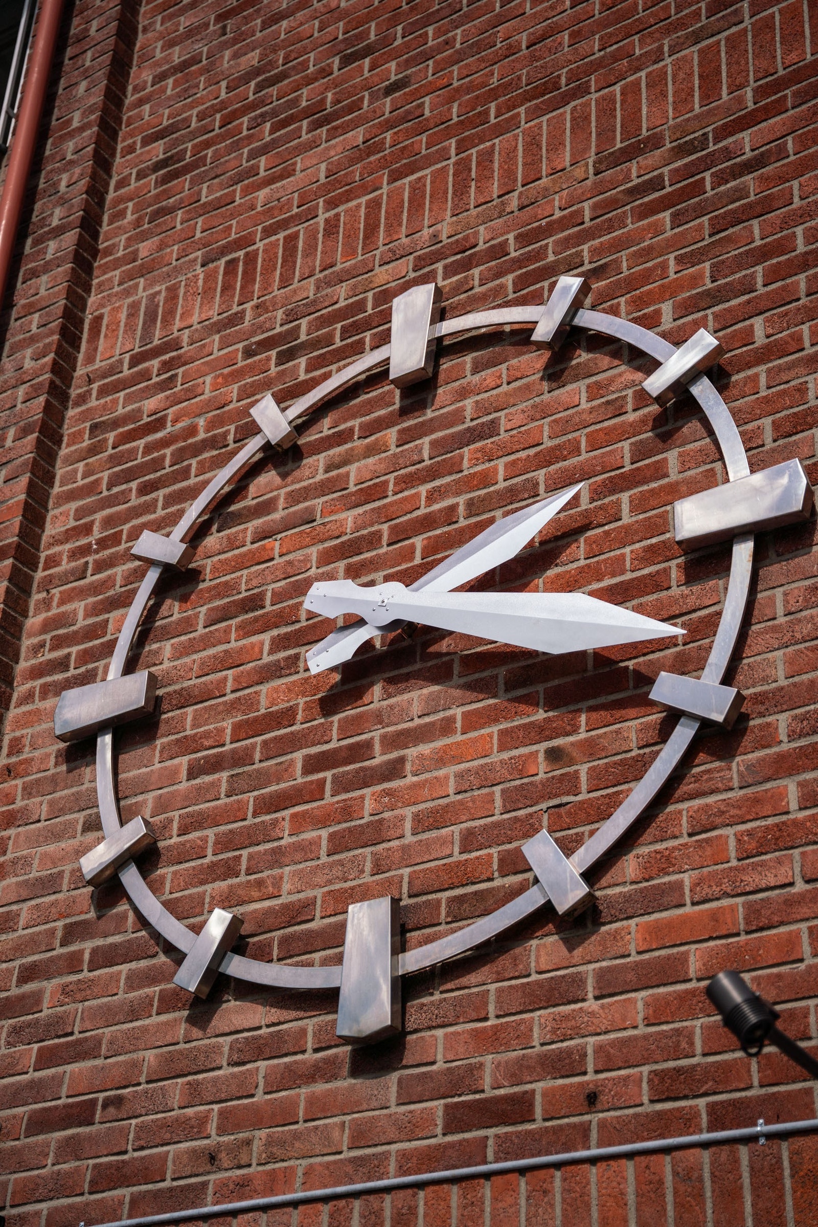 Klokke på fasade Torget 4-6 Galleribilde