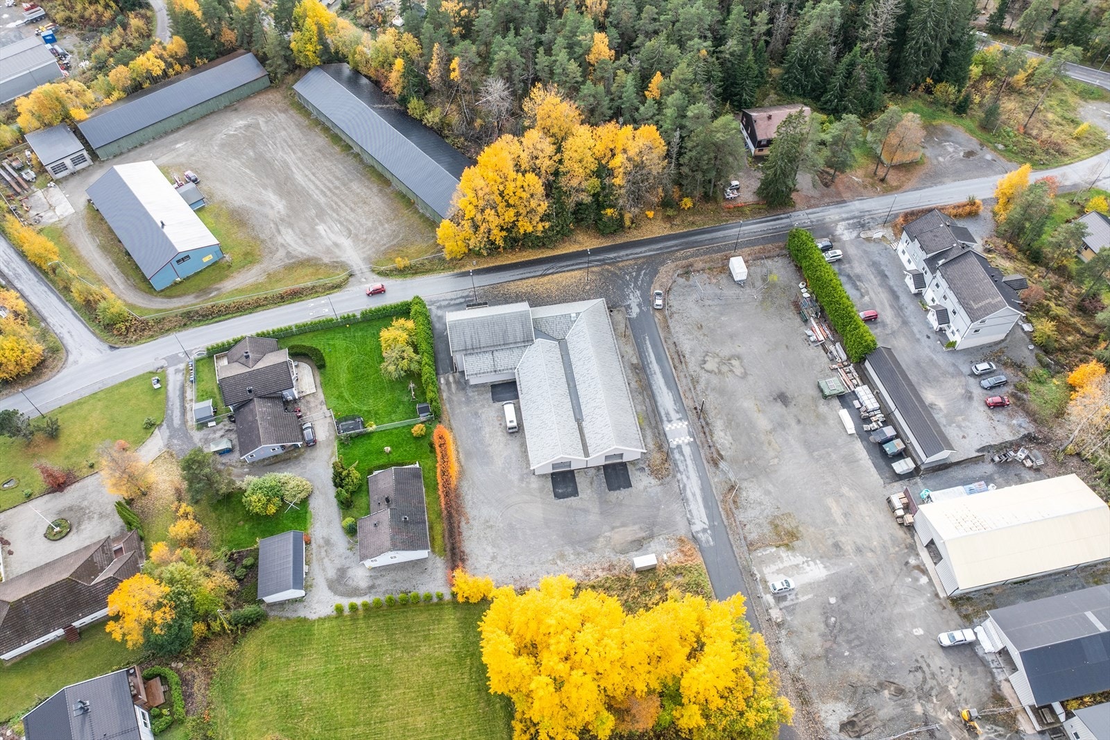 Rikelig med oppstillingsplasser på eiendommen. 3 ladestasjoner for el-bil. Gode adkomstforhold for store kjøretøy. Galleribilde