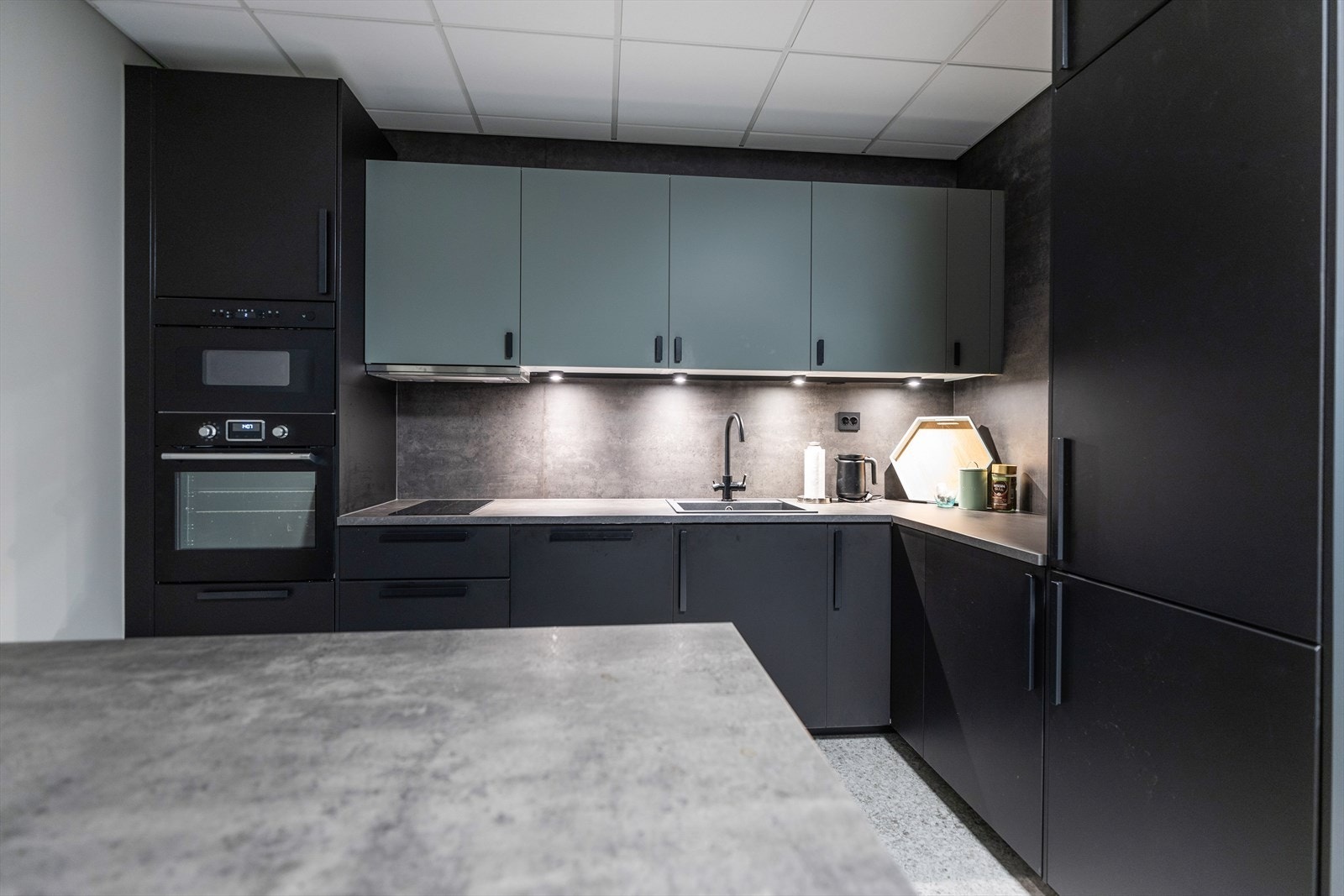 Nytt kjøkken med integrerte hvitevarer. Galleribilde