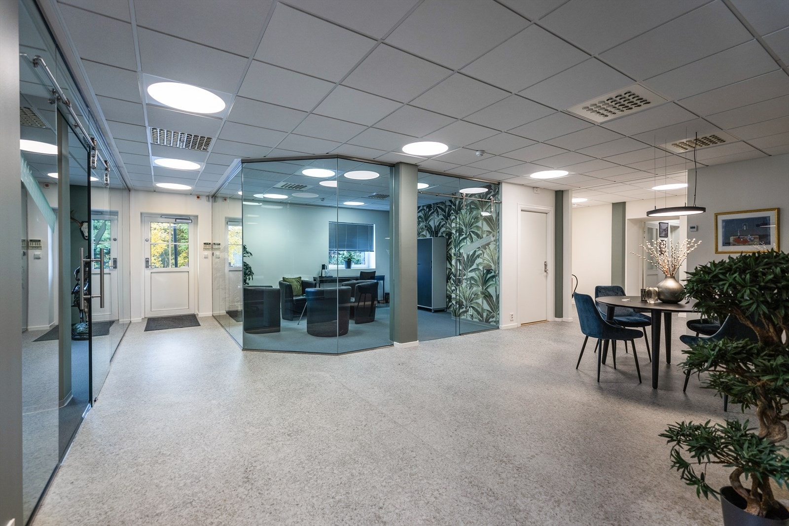 Nyoppusset adminsistrasjonsdel med kontorer, åpent kontorlandskap, møterom, sosiale soner, kjøkken og garderobe/wc. Galleribilde