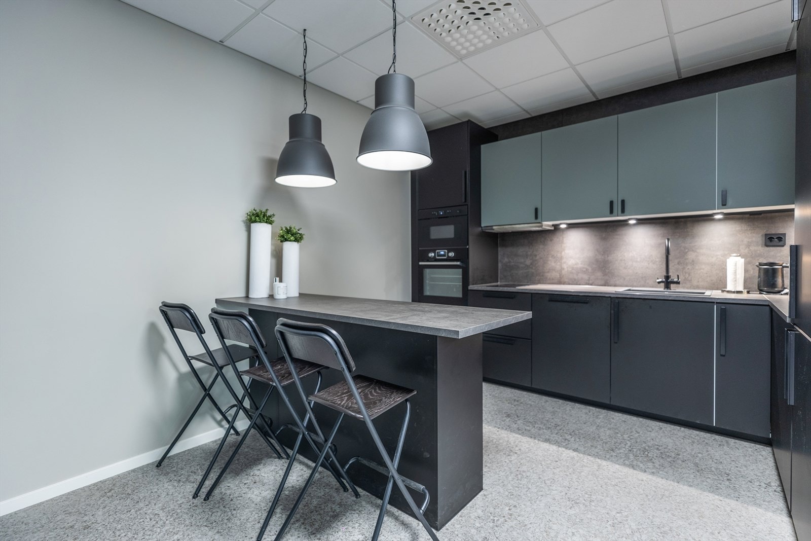 Kjøkken med spiseplass. Galleribilde