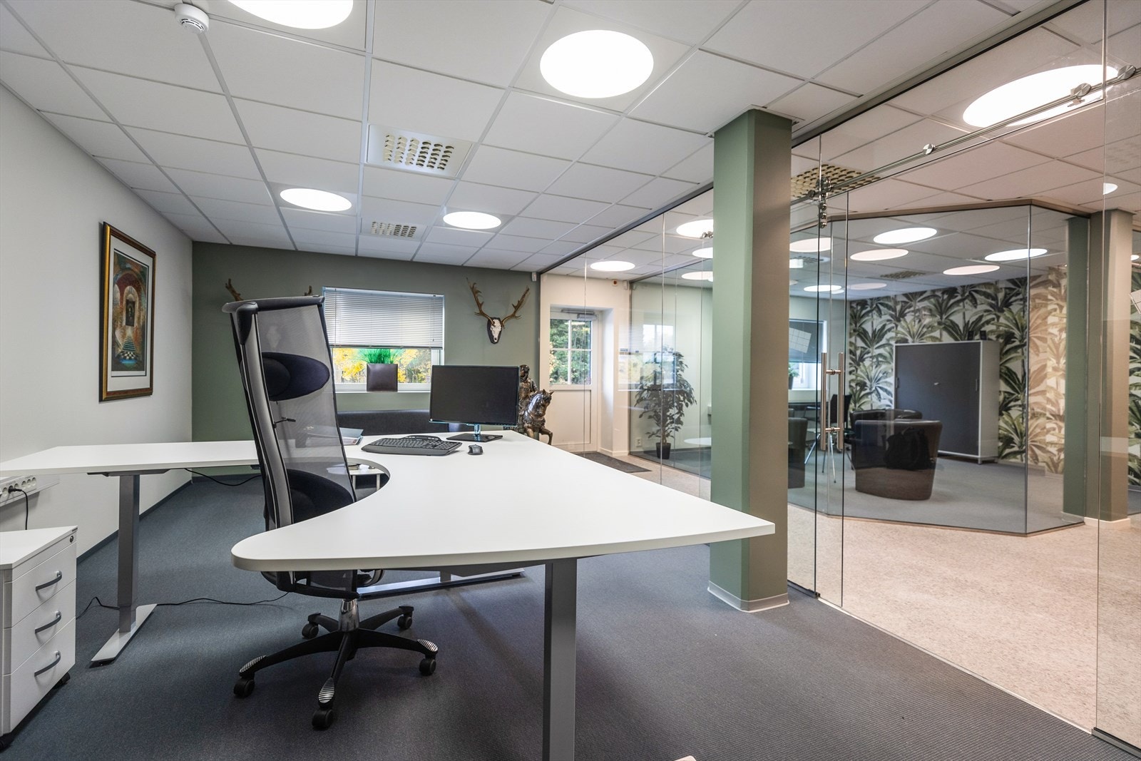 Store kontorer som kan deles av flere arbeidsstasjoner. Galleribilde