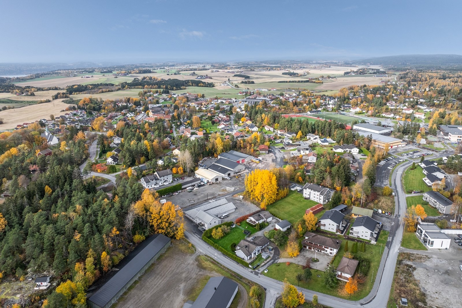 Sentral beliggenhet med dagligvareforretninger og serveringssteder i nærmiljøet - kort vei til E18. Galleribilde