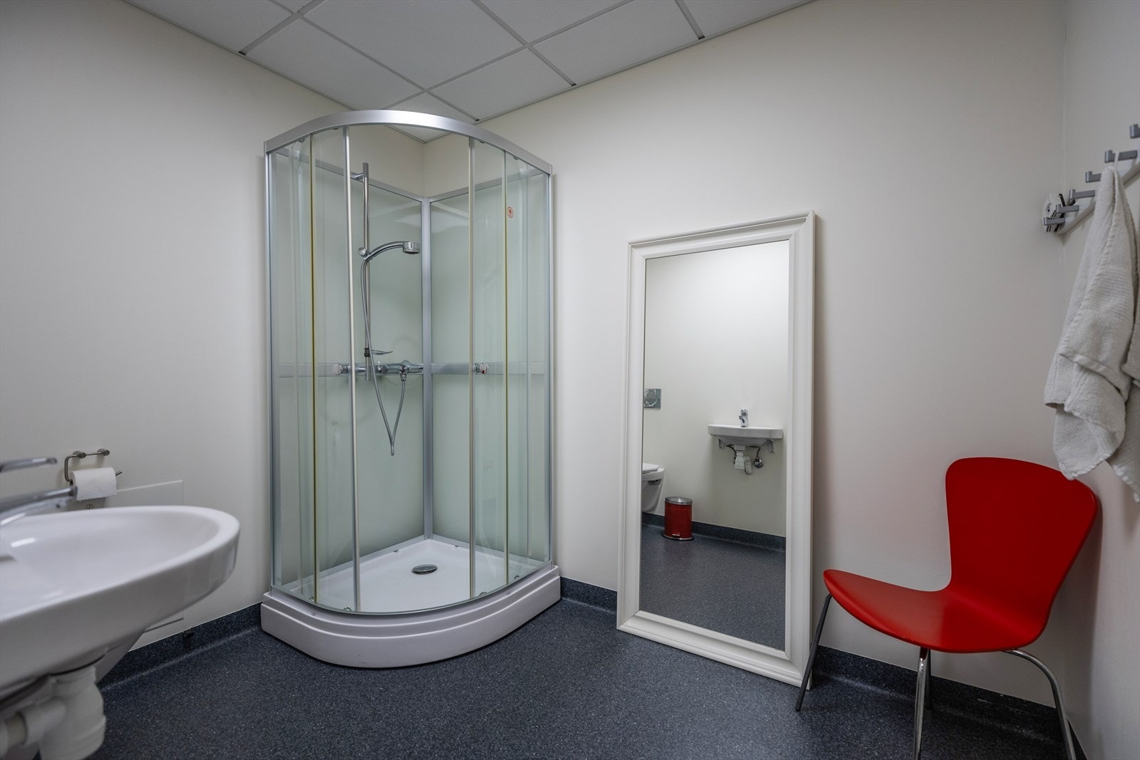 Ny garderobe med dusj og wc. Galleribilde