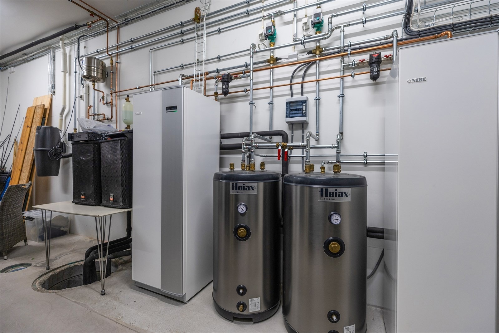 Kraftig jordvarmeanlegg med 2 brønner og 2 NIBE-pumper. Vannbåren gulvvarme i store deler av bygget. Galleribilde