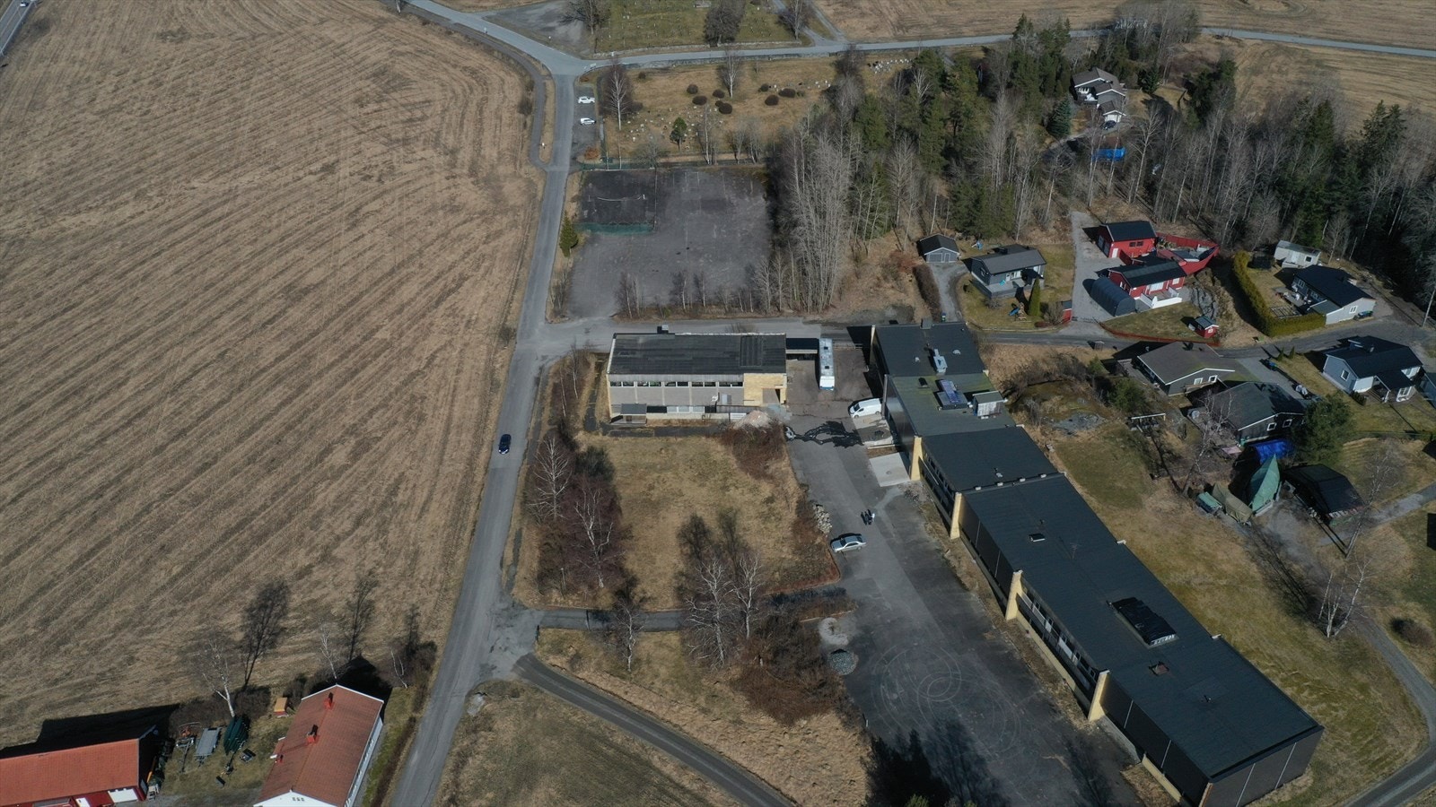 Nåværende bygningsmasse ble oppført som ungdomsskole i 1962. Eiendomsmassen er i enkelt forfatning. Galleribilde