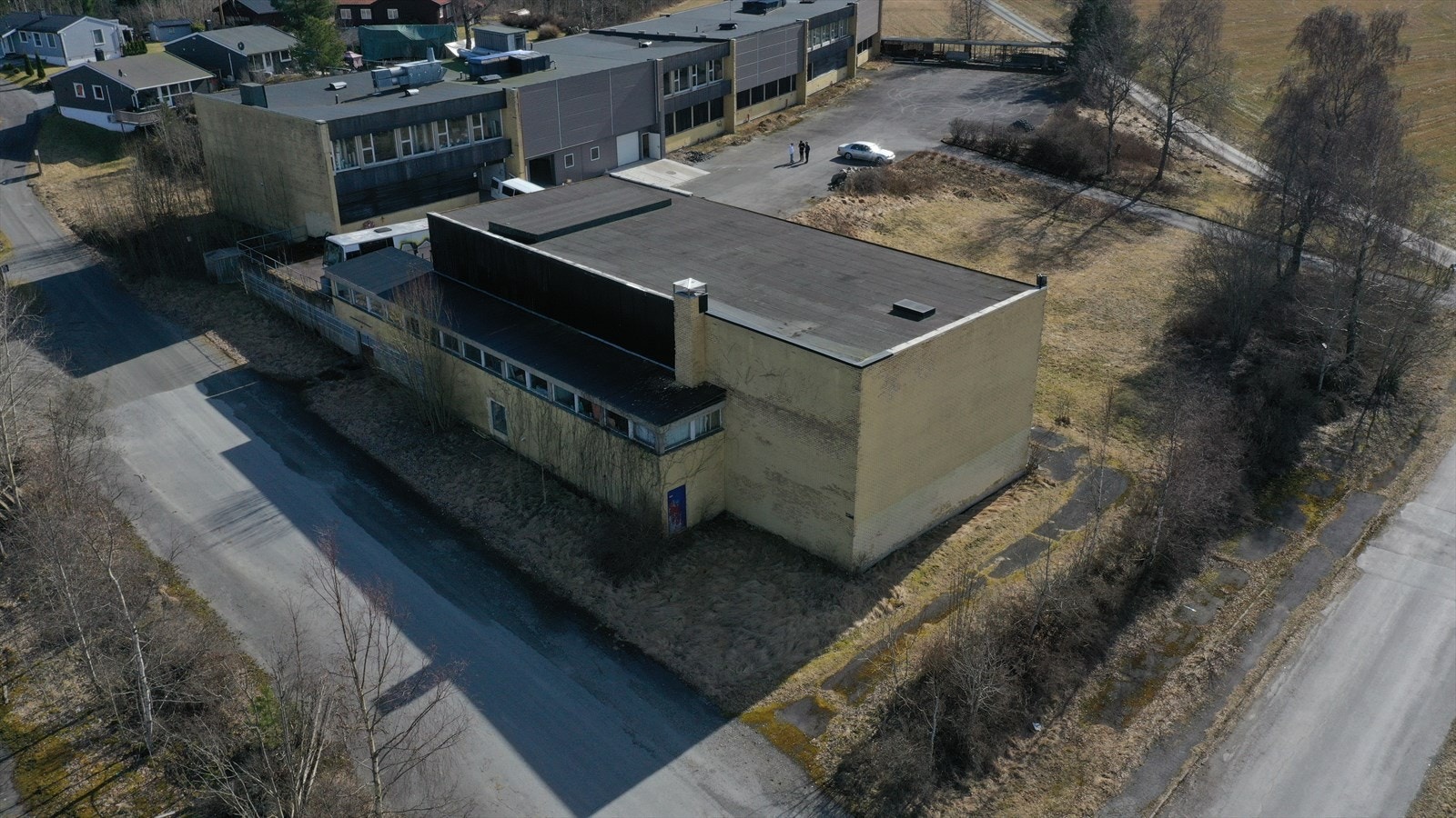 Eiet tomt på 3.127 kvm. Eiendommen er flat og opparbeidet med asfalterte adkomstveier og parkeringsplass. Galleribilde