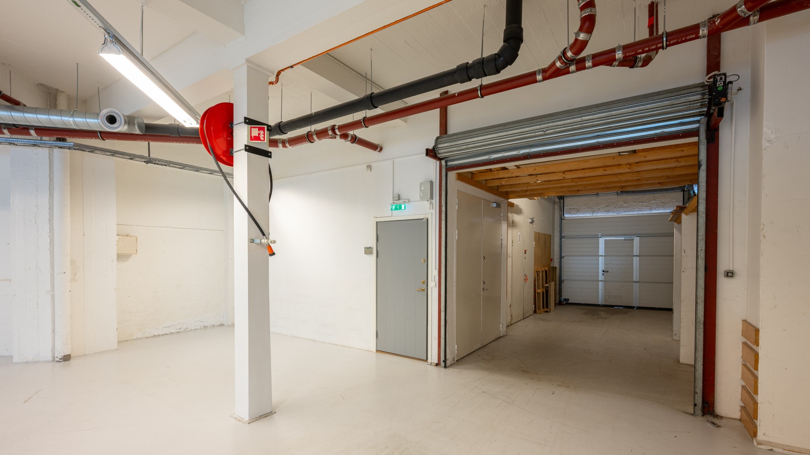 Varelevering via lasterampe Galleribilde