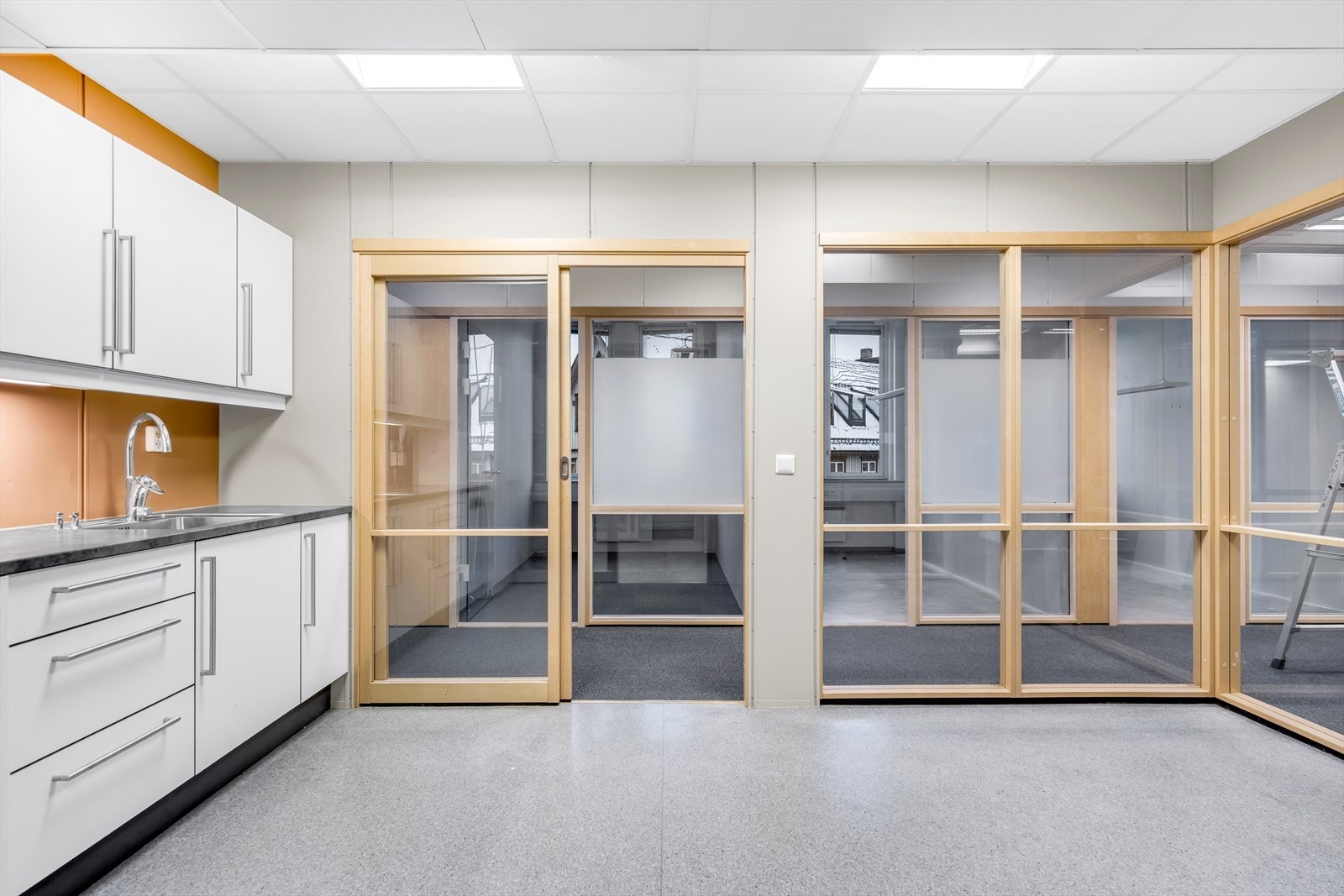 Alle kontorer og ganger får nye teppefliser Galleribilde