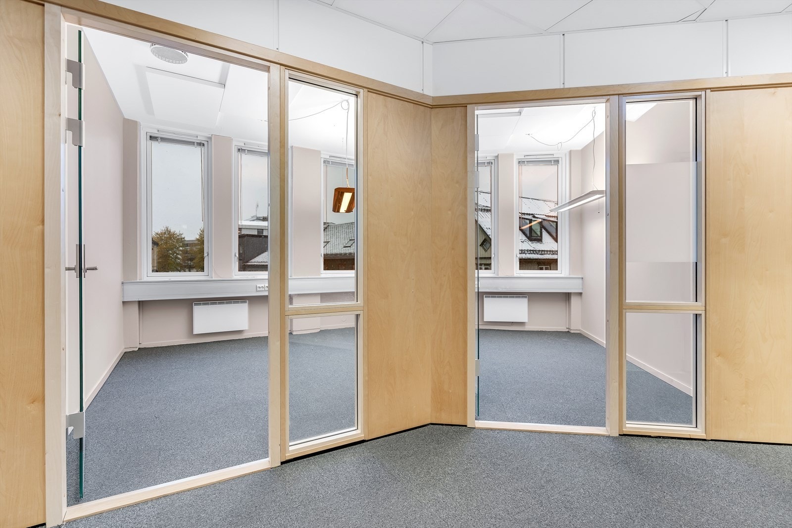Tilfredstiller møteroms lydkrav, nye glassdører og ekstra isolerte vinduer. Galleribilde