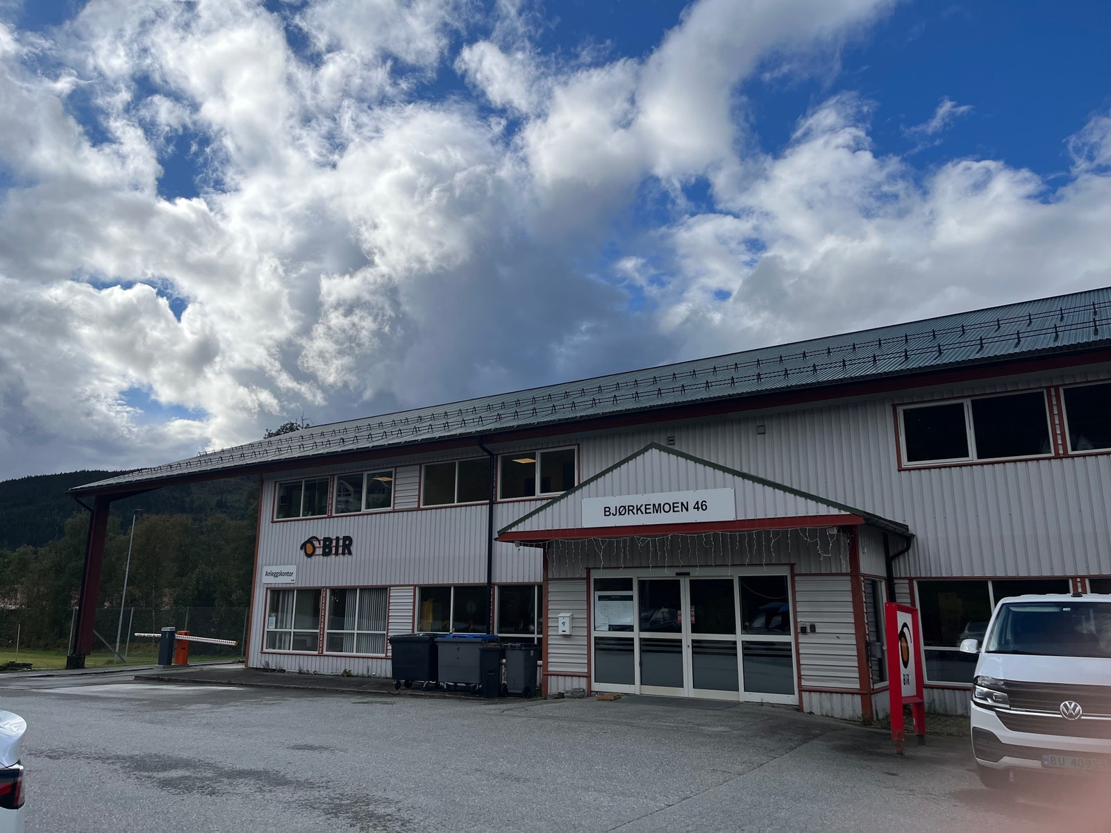 Fasade med hovedinngang Galleribilde