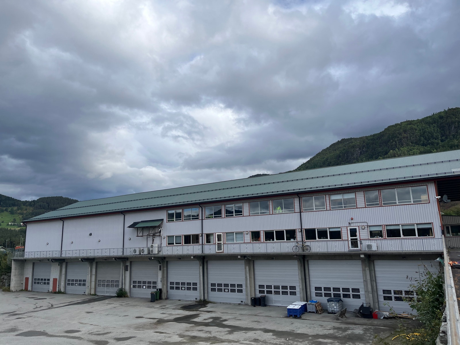 Fasade med garasjeløp Galleribilde