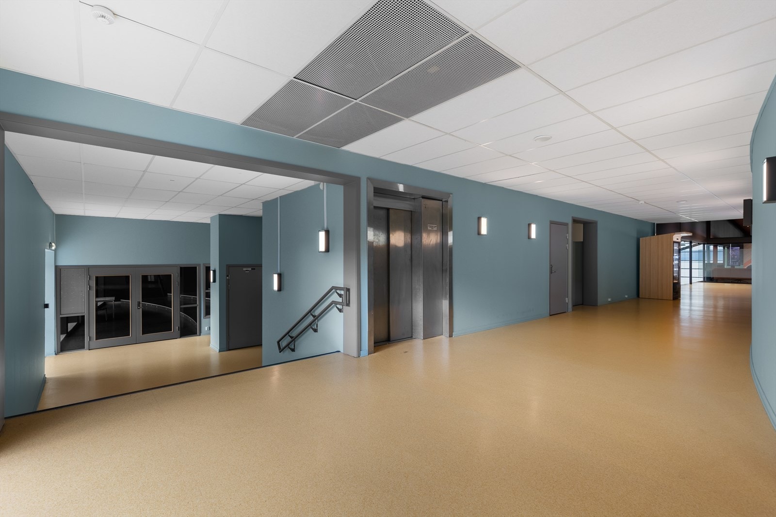 Innganggsparti og heis forran lokalene Galleribilde