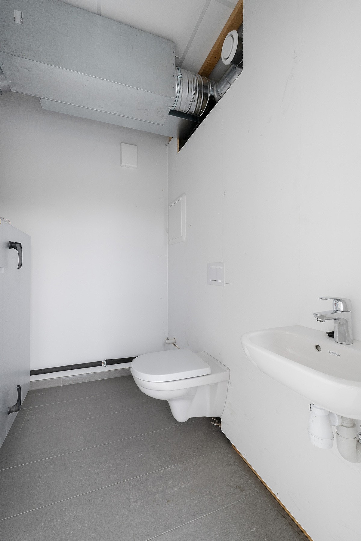 WC-rom og teknisk rom er praktisk og arealeffektivt plassert sammen, noe som gir en funksjonell og ryddig løsning. Galleribilde