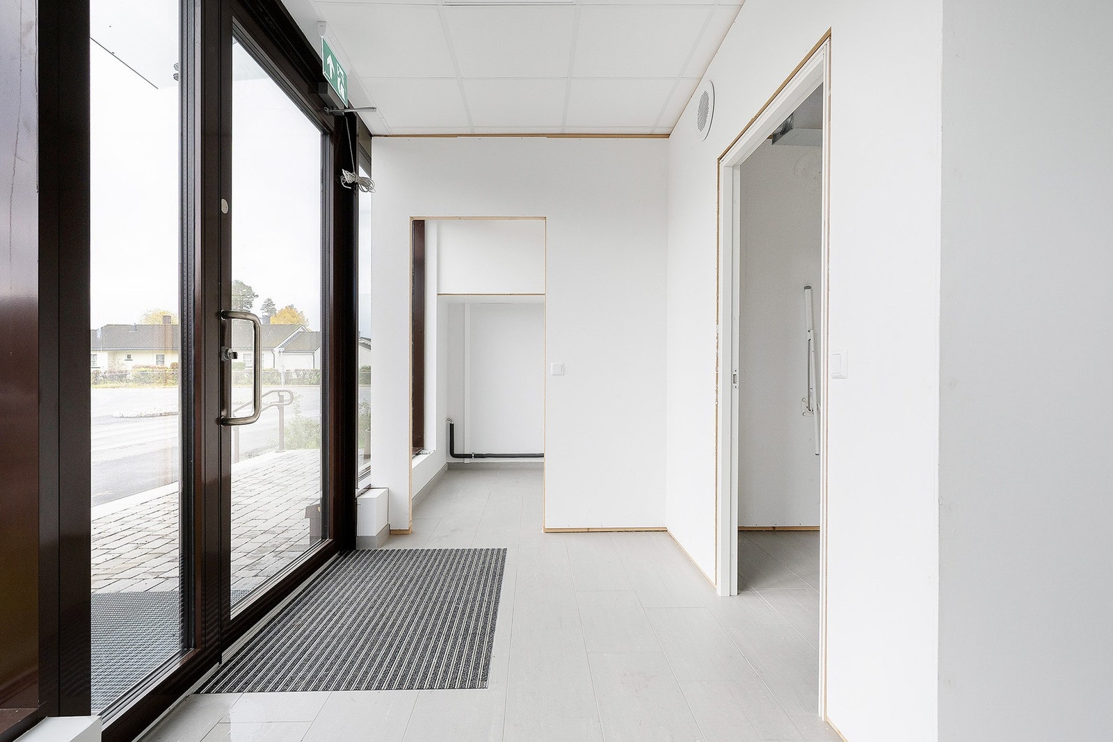 Lokalet har et areal på ca. 60 kvm og ligger på gateplan med svært god eksponering mot veien og Aurskog Senter. Galleribilde