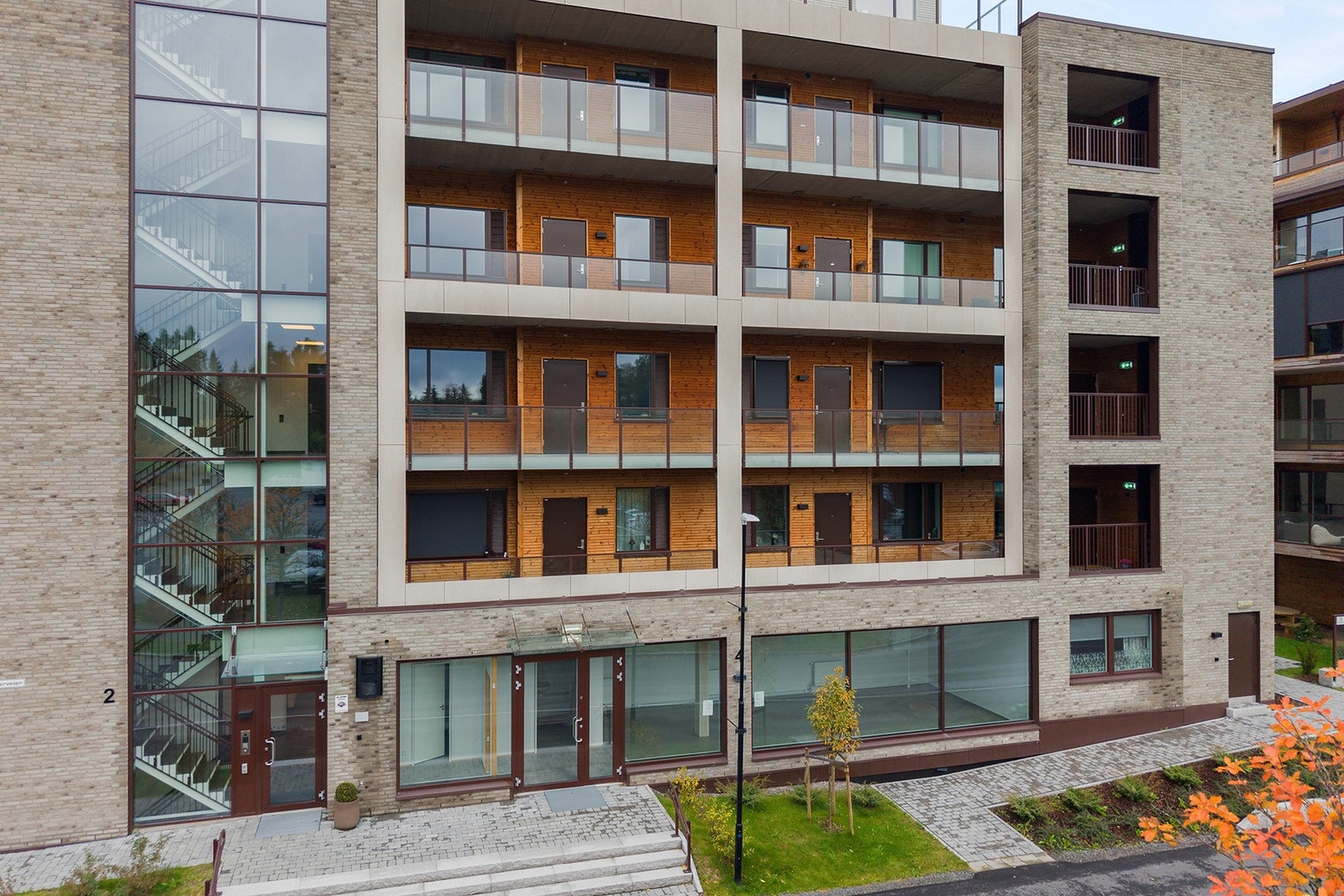 Her finner man bussforbindelse, butikker og parkeringsplasser rett utenfor døren, noe som gir enkel tilgjengelighet både for kunder og ansatte! Galleribilde