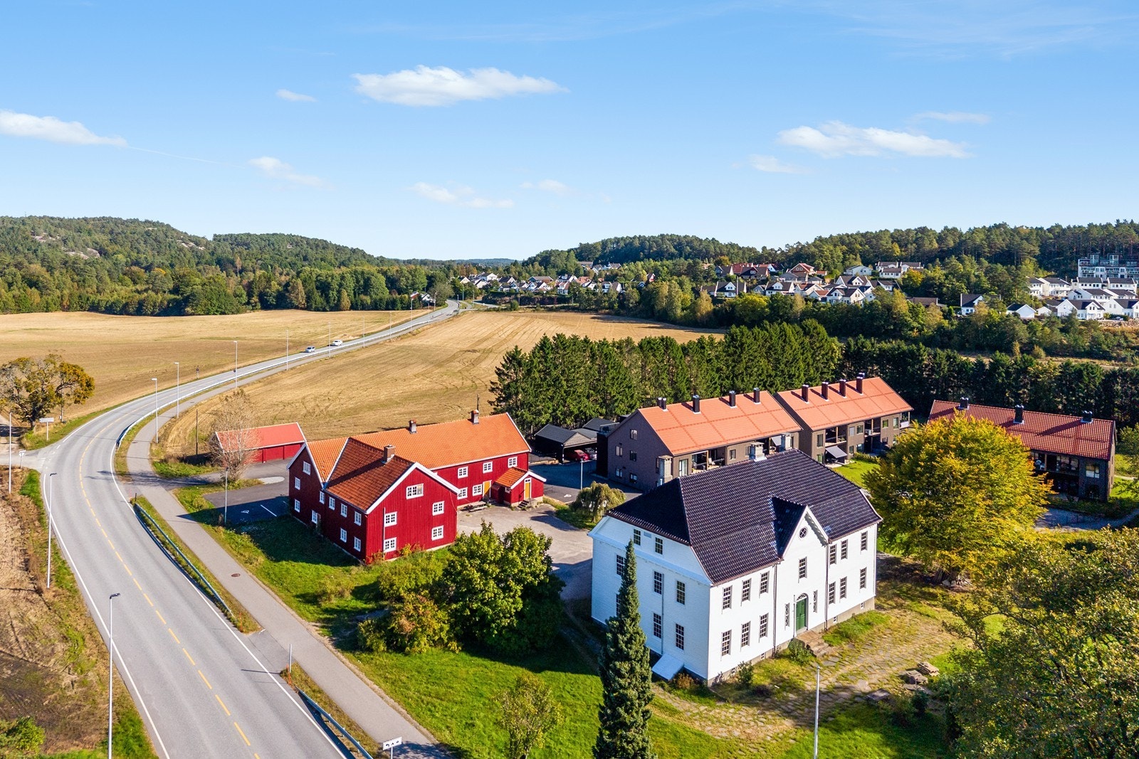 Eiendomsmegler Norge næring har gleden av å presentere for salg en meget flott eiendom i Møglestu/Lillesand. Galleribilde