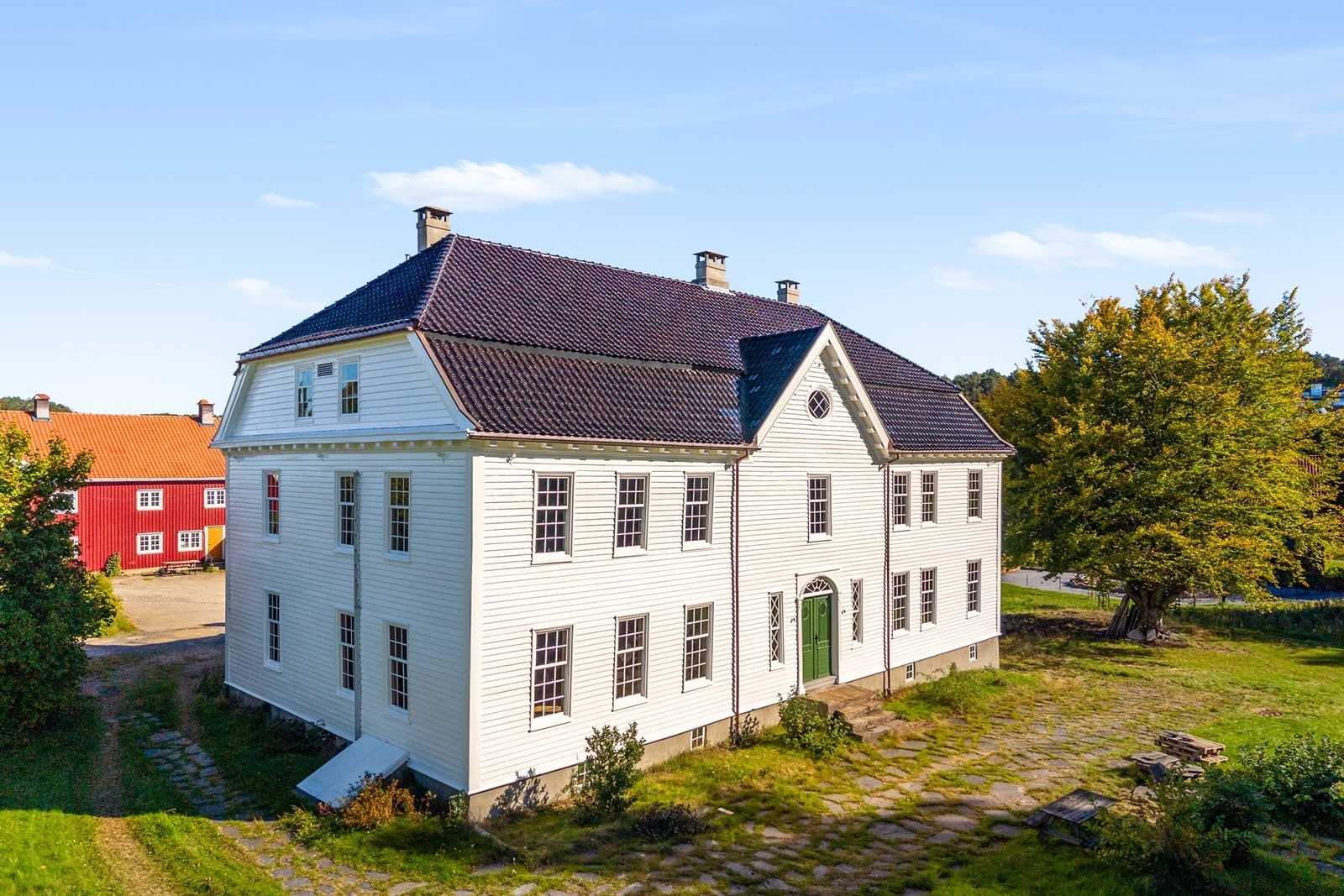 Møglestu Hovedgård skal skal selges sammen med et eget utleiebygg. Galleribilde