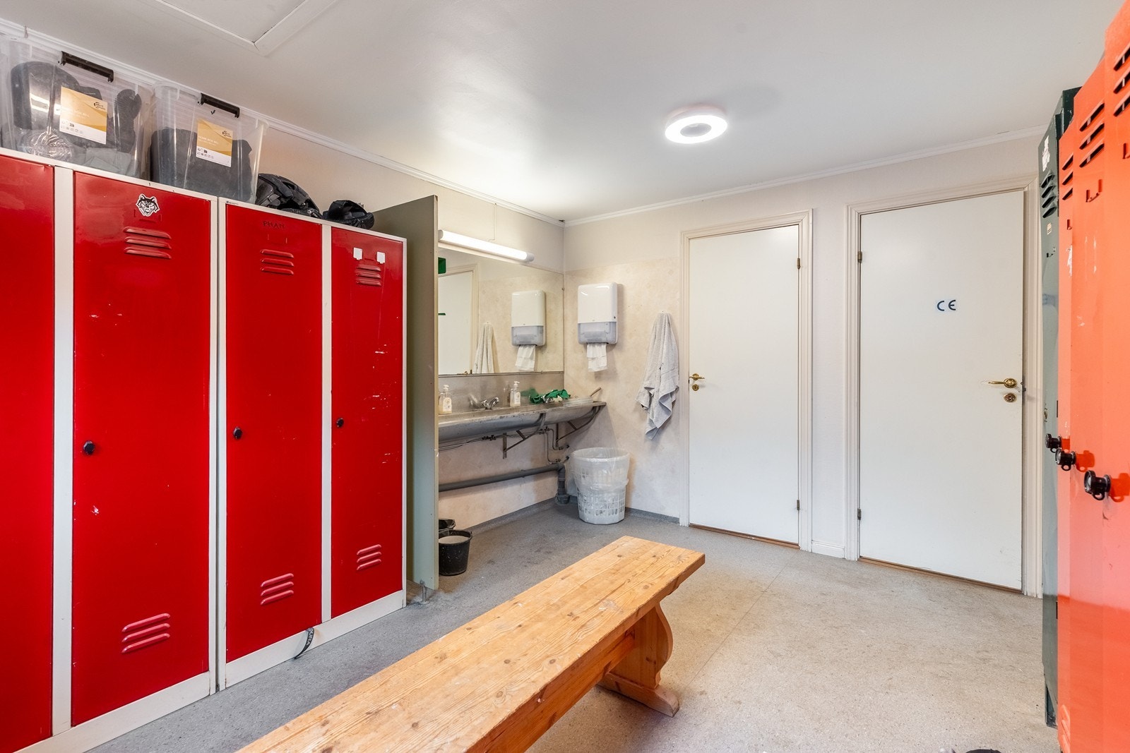 Administrasjonsbygg/kontor. Her med garderobe. Galleribilde