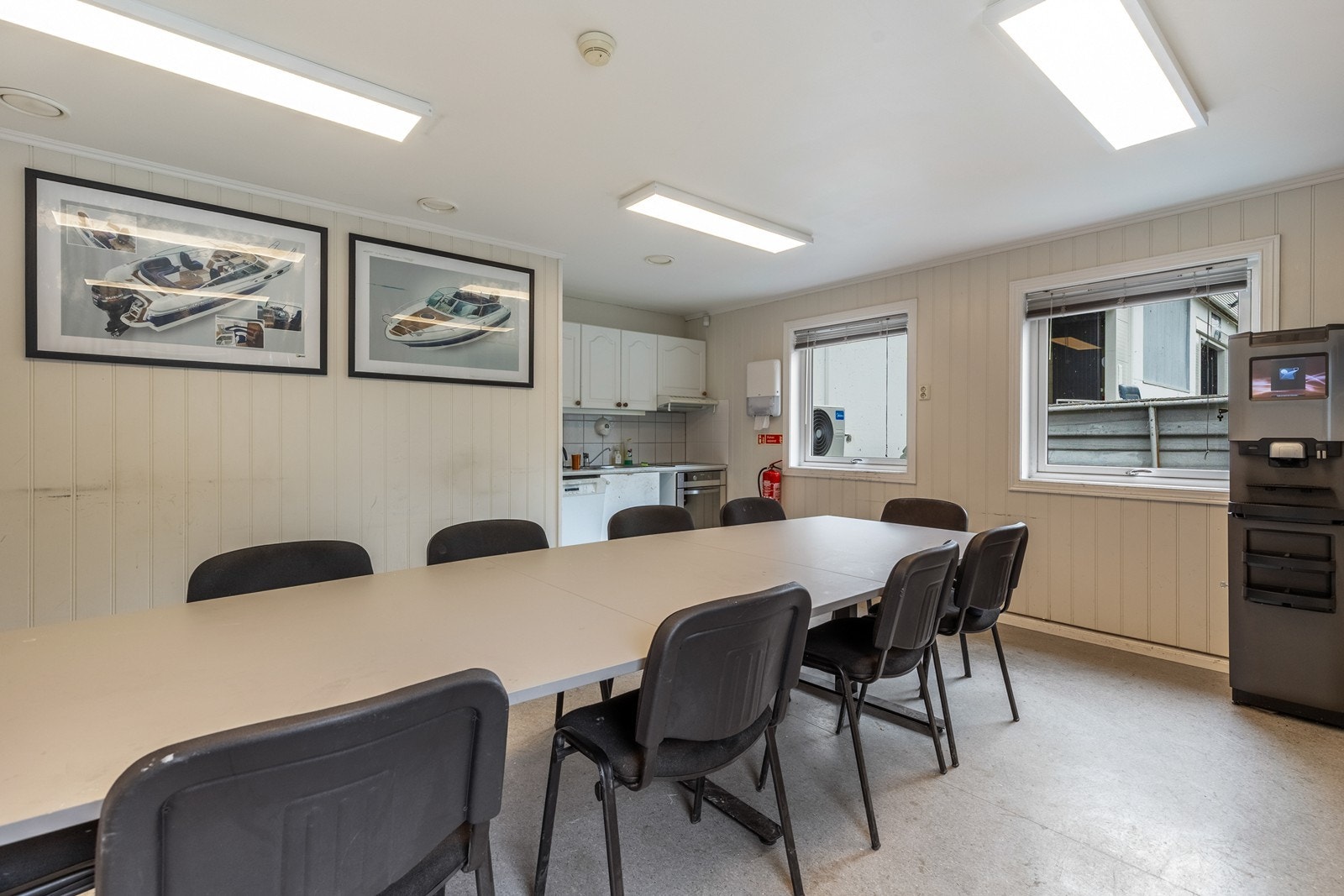 Administrasjonsbygg/kontor. Her med spiserom. Galleribilde