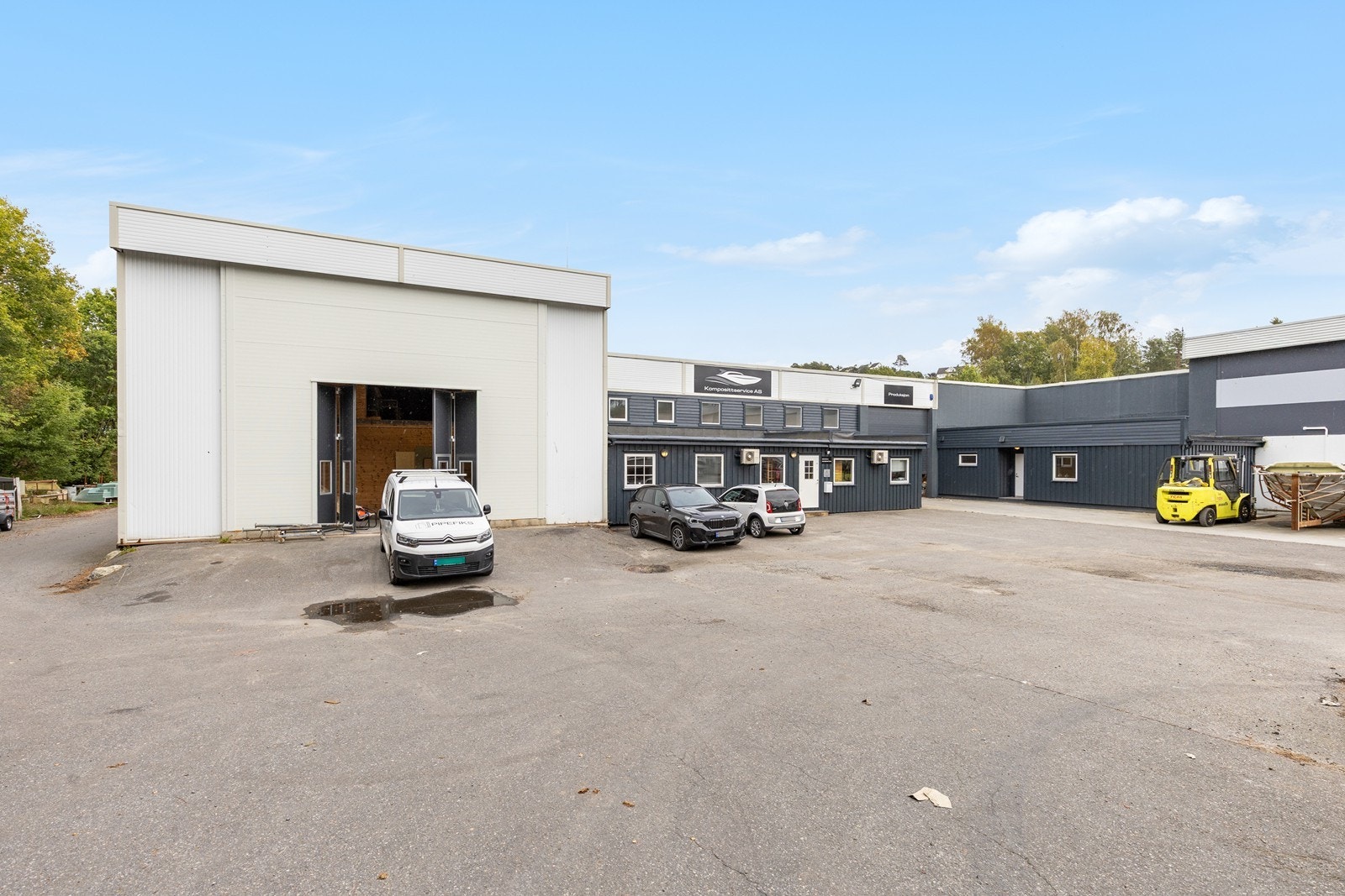 Eiendommen ligger sentralt til på Fevik i Grimstad i ett etablert mindre industriområde. Galleribilde